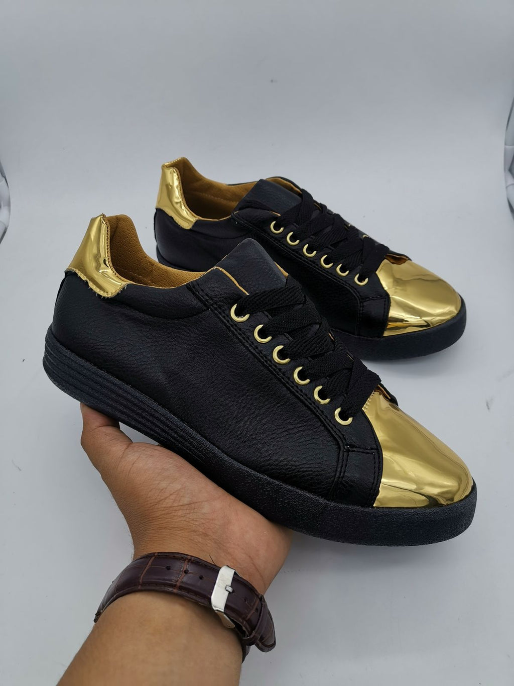 Tenis Unisex Negros Detalles Dorado