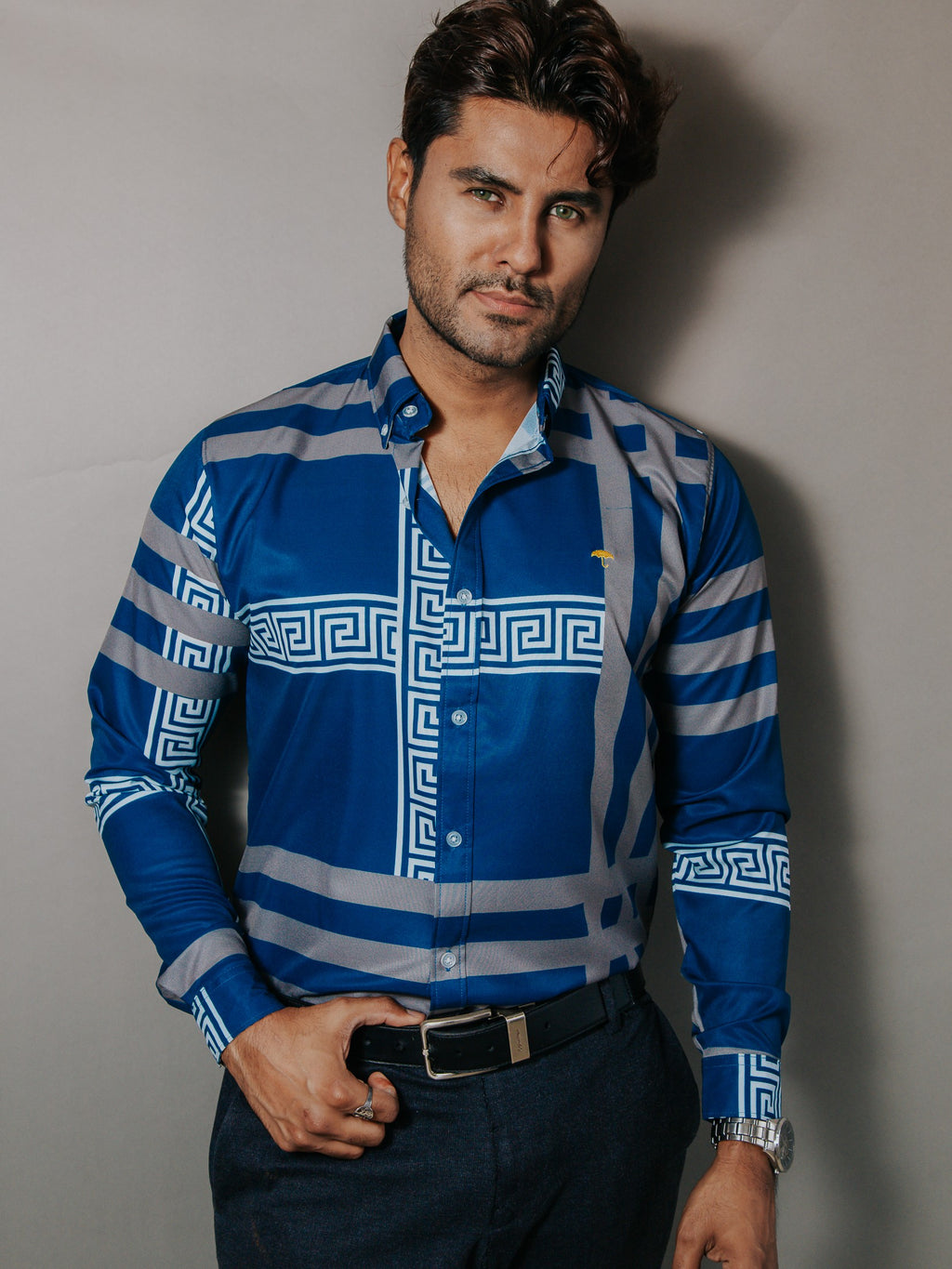 Camisa Hombre Casual Azul Detalle Griego Blanco Líneas Gris