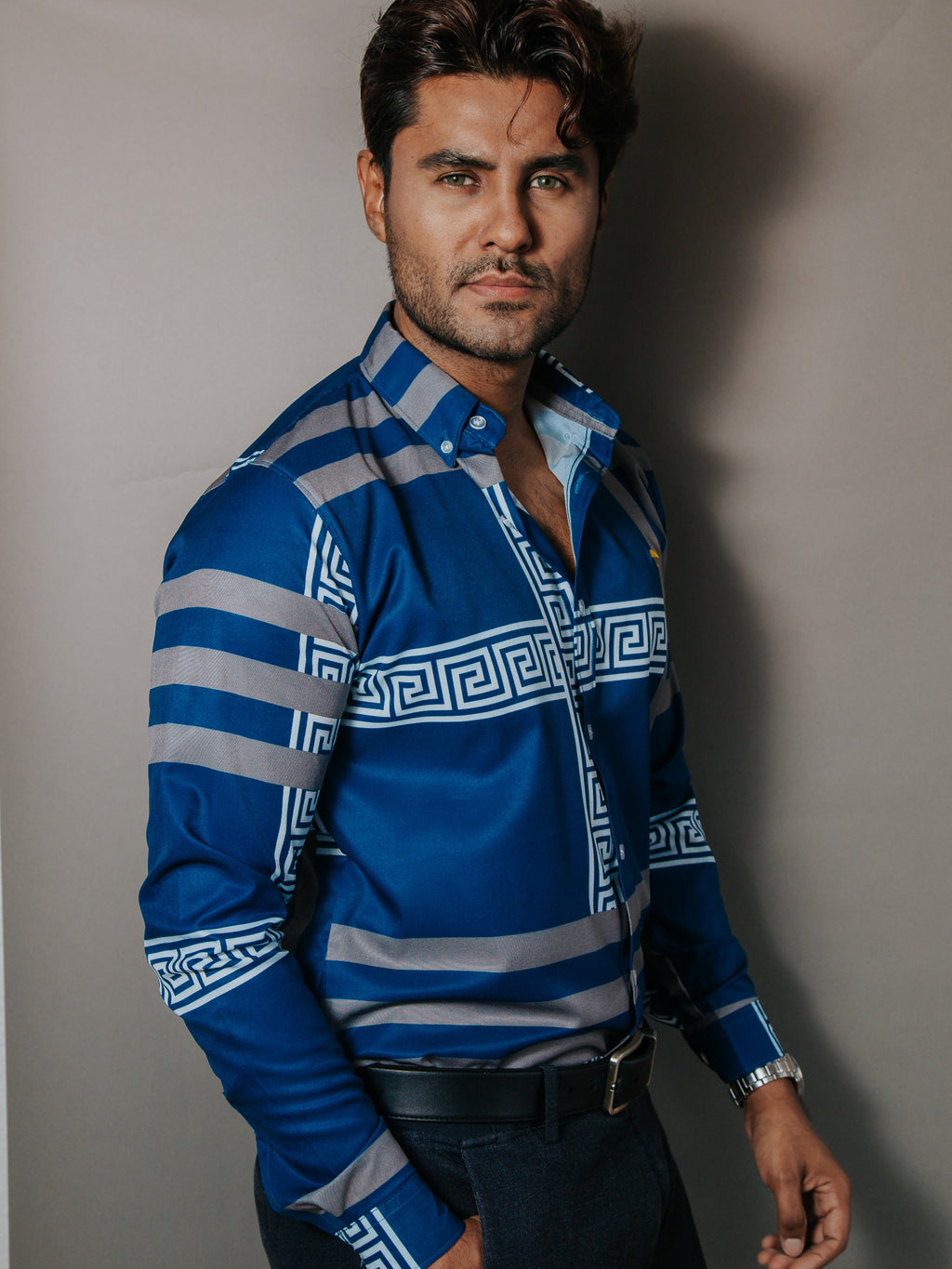 Camisa Hombre Casual Azul Detalle Griego Blanco Líneas Gris