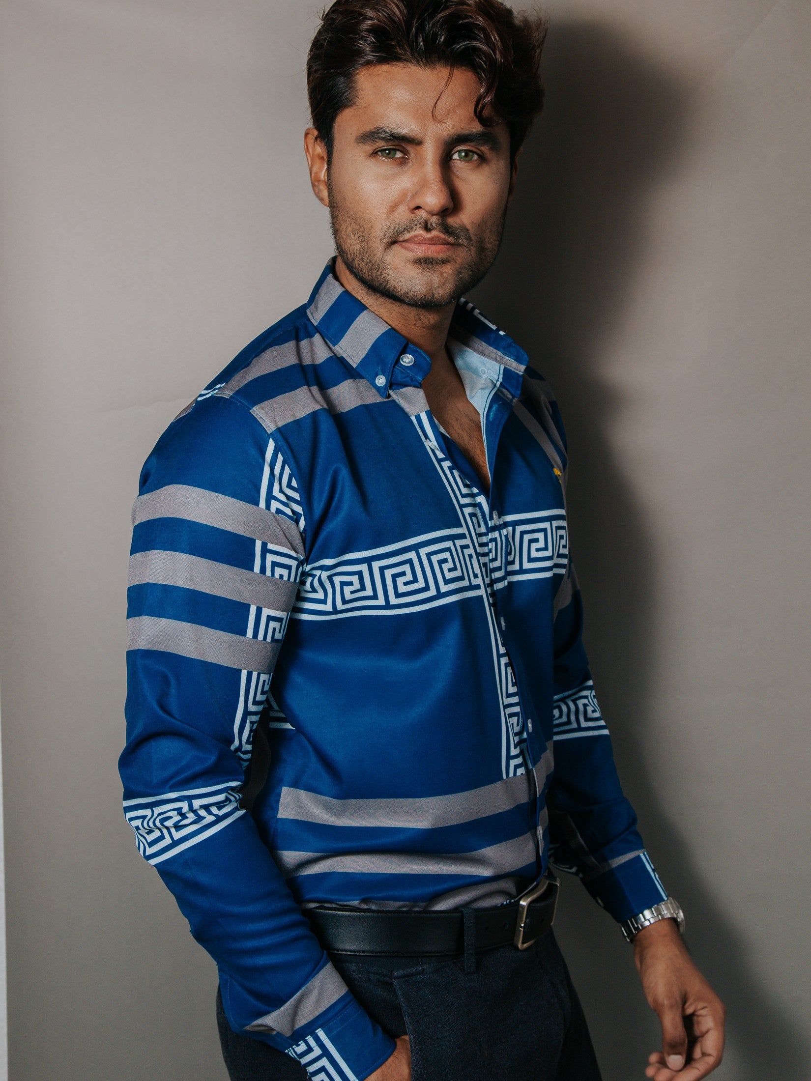 Camisa Hombre Casual Azul Detalle Griego Blanco Líneas Gris