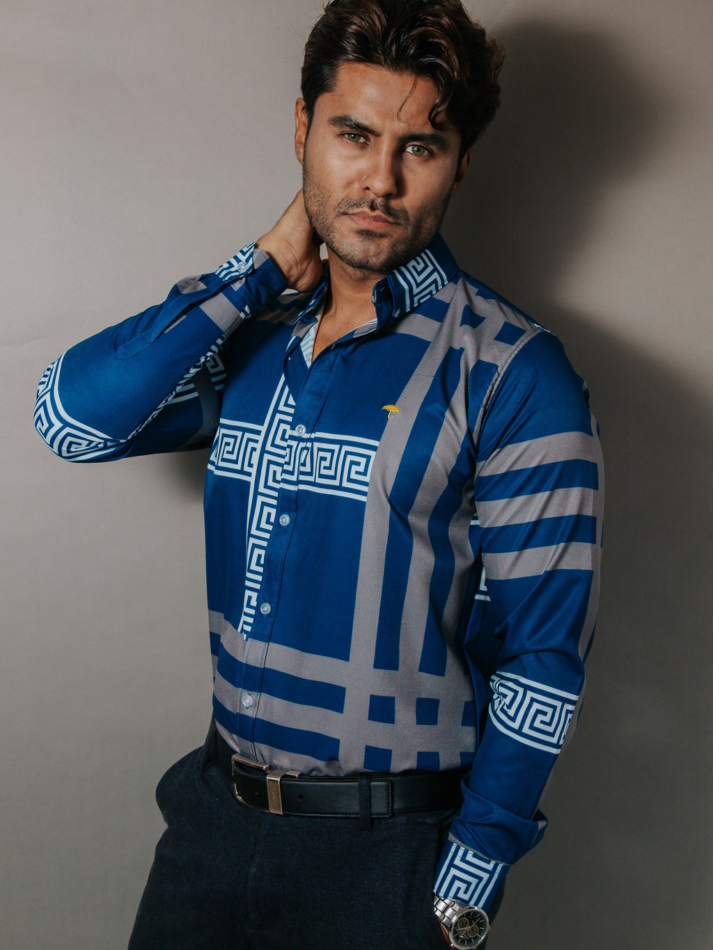 Camisa Hombre Casual Azul Detalle Griego Blanco Líneas Gris