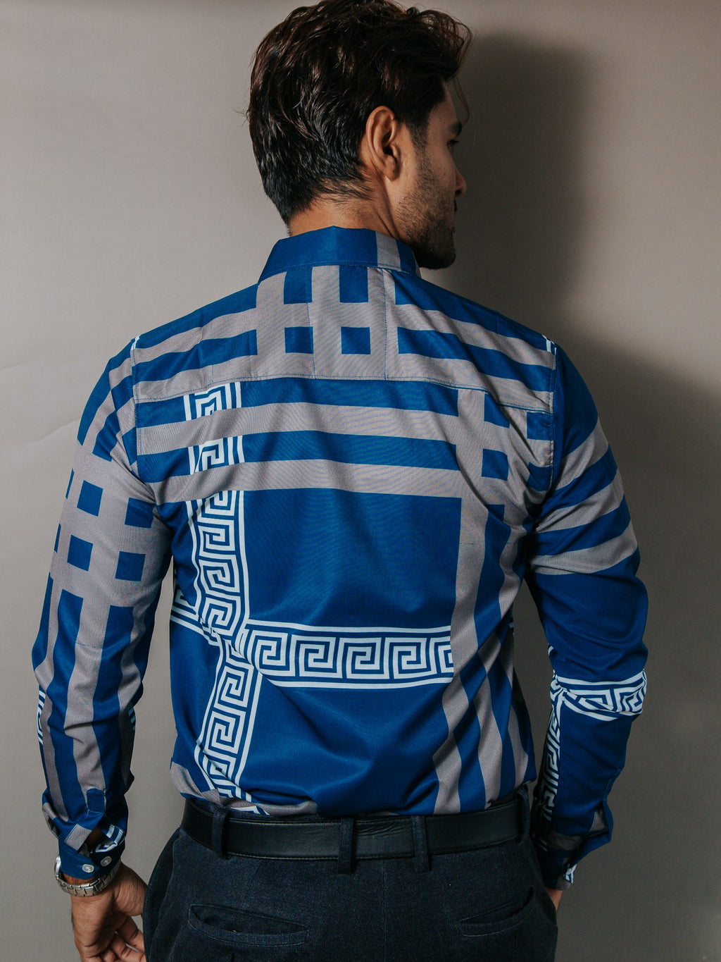 Camisa Hombre Casual Azul Detalle Griego Blanco Líneas Gris