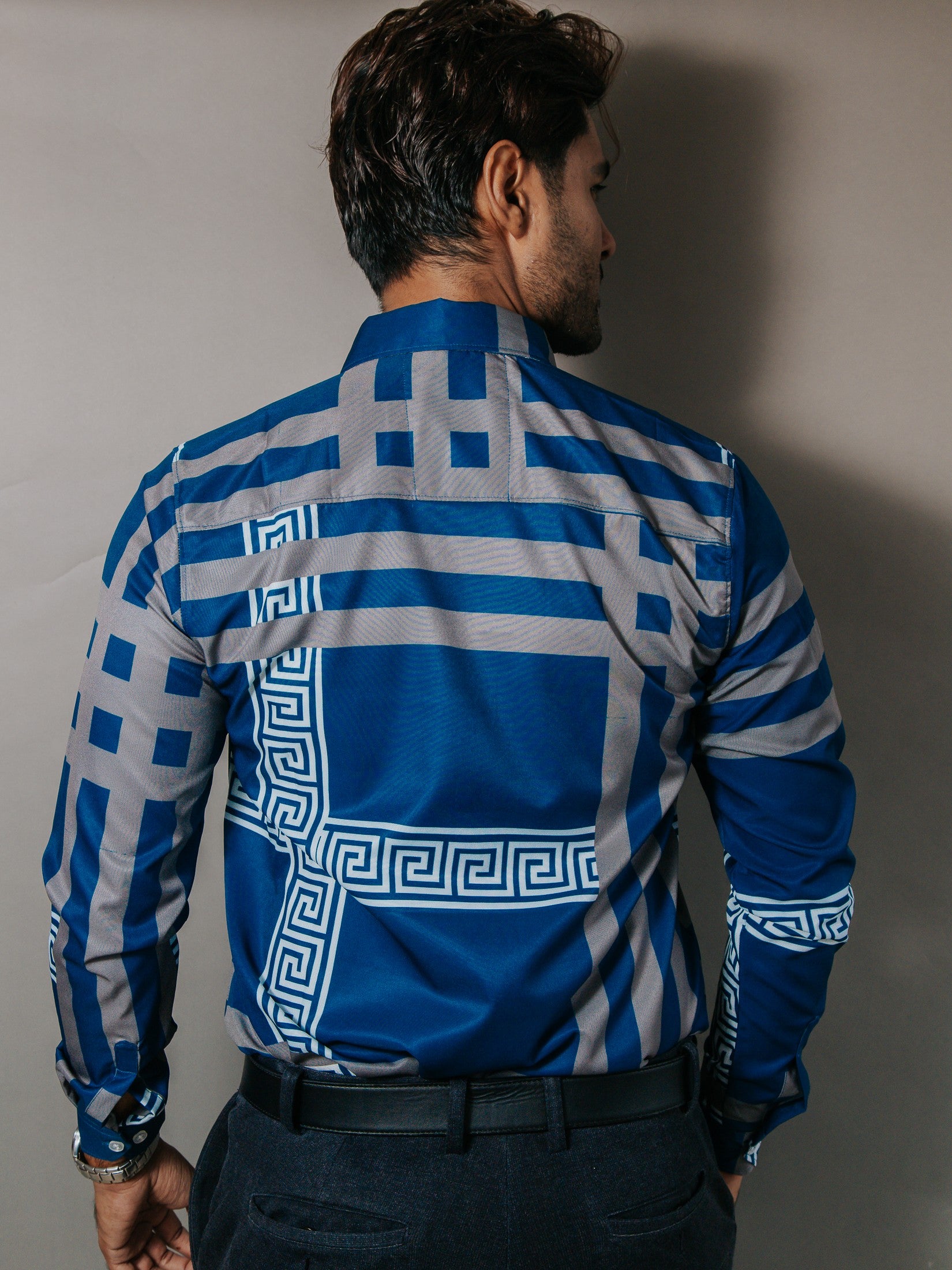 Camisa Hombre Casual Azul Detalle Griego Blanco Líneas Gris