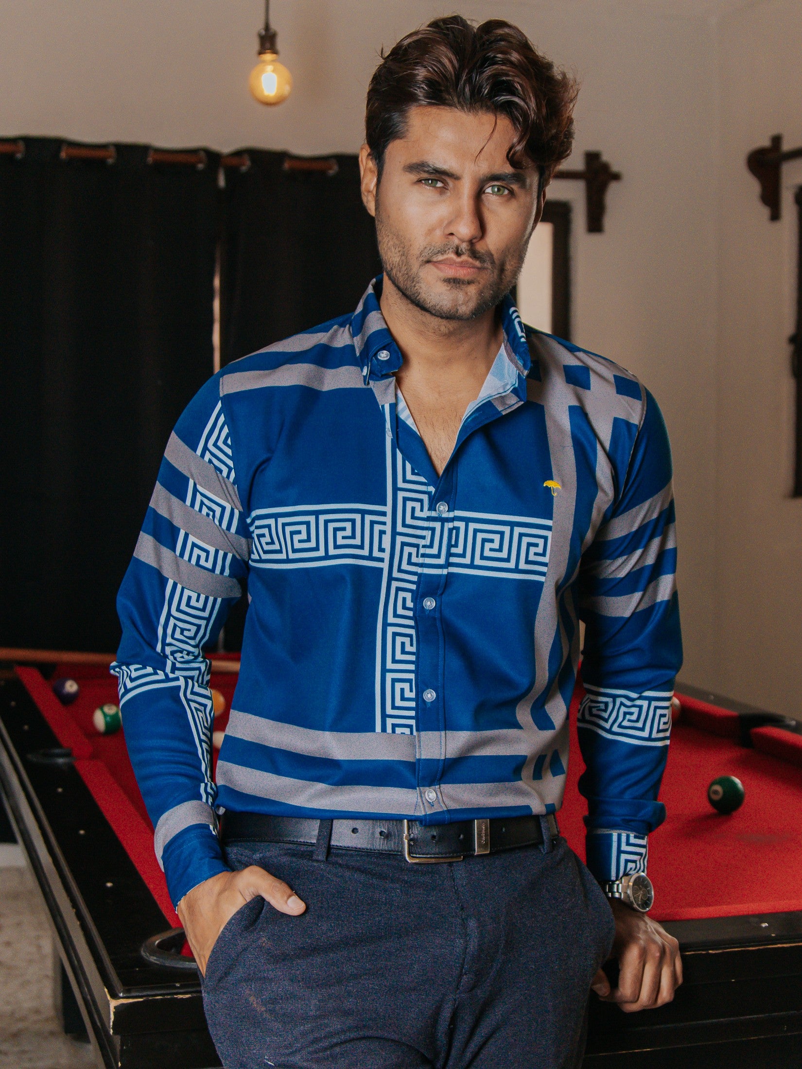 Camisa Hombre Casual Azul Detalle Griego Blanco Líneas Gris