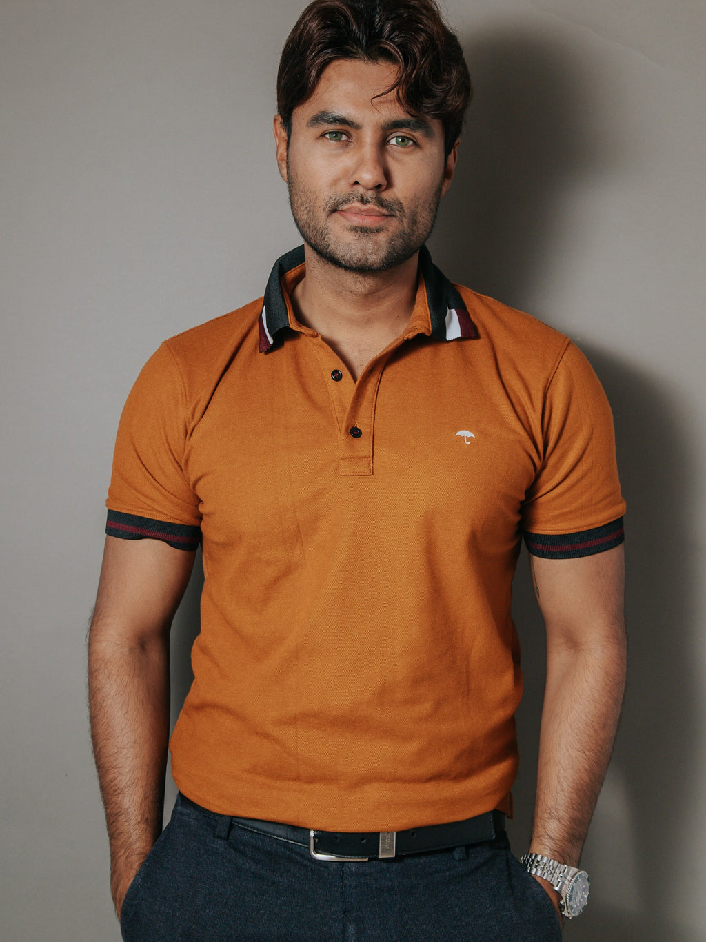 Playera Polo Hombre Slim Fit Caqui Detalle Blanco y Vino