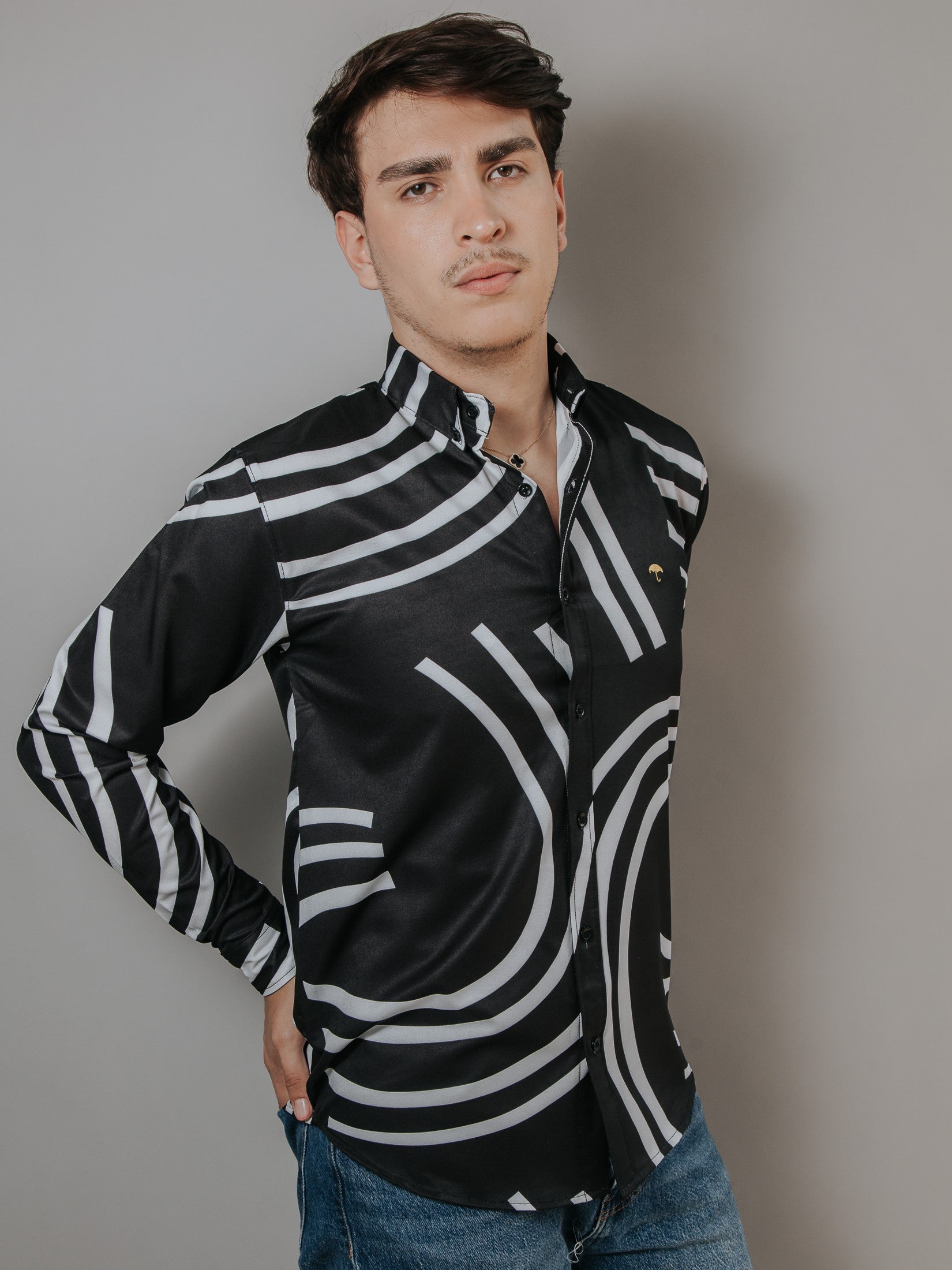 Camisa Hombre Casual Negra Círculos Blancos