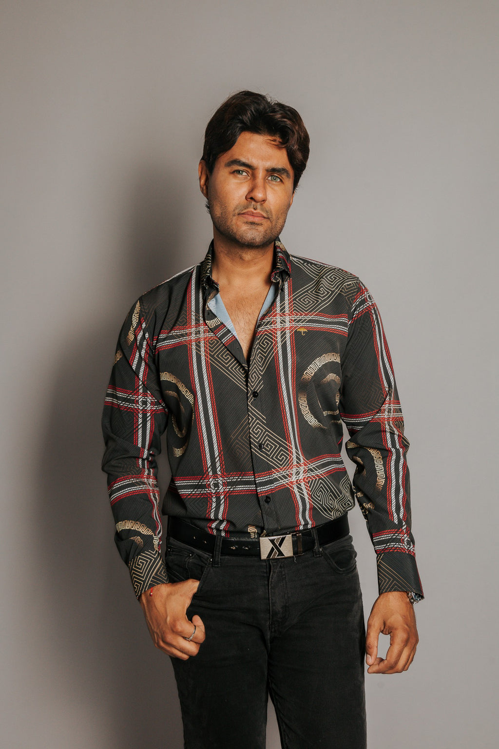 Camisa Hombre Casual Negra Línea Roja y Blanca Greca Dorada