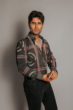 Camisa Hombre Casual Negra Línea Roja y Blanca Greca Dorada