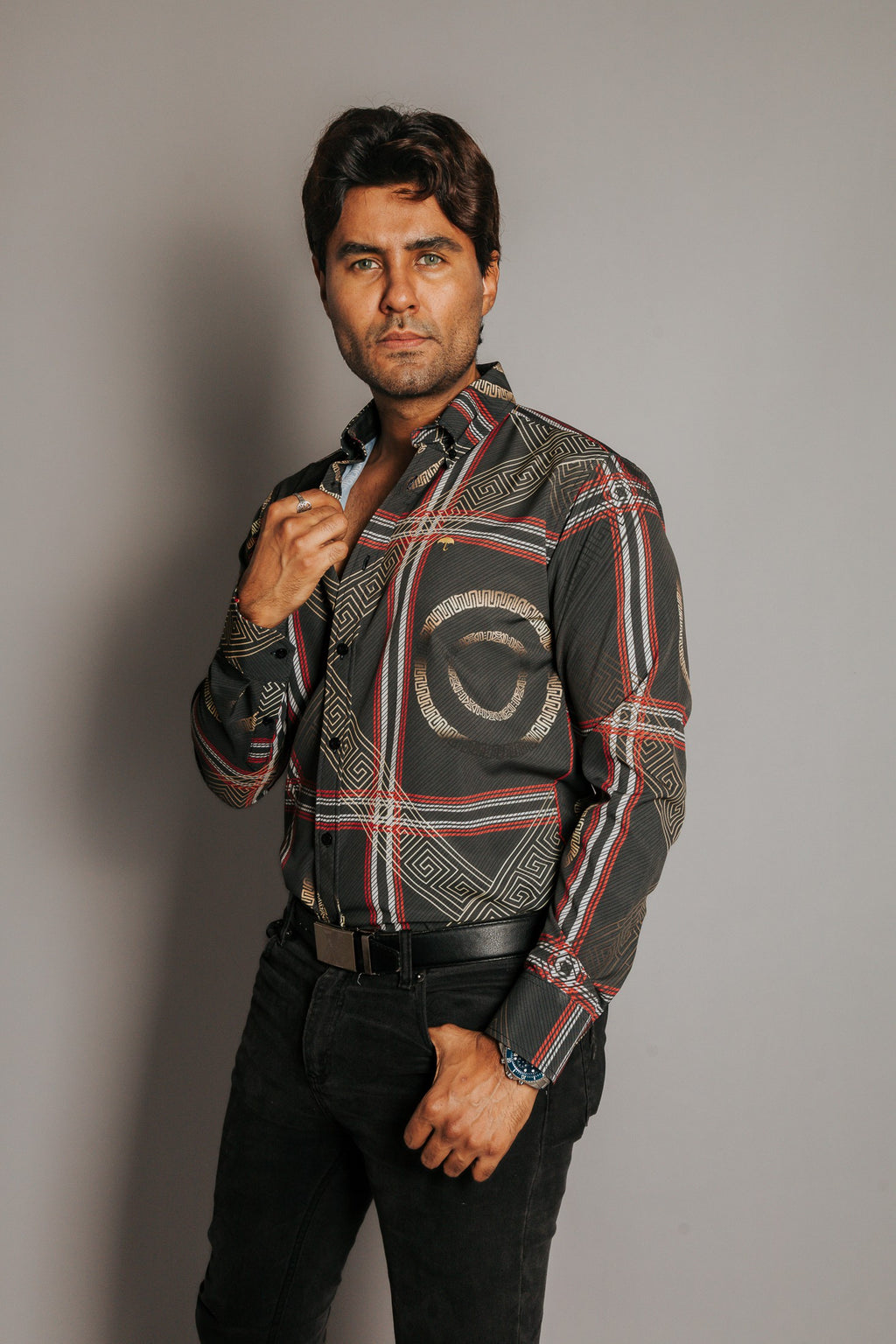 Camisa Hombre Casual Negra Línea Roja y Blanca Greca Dorada