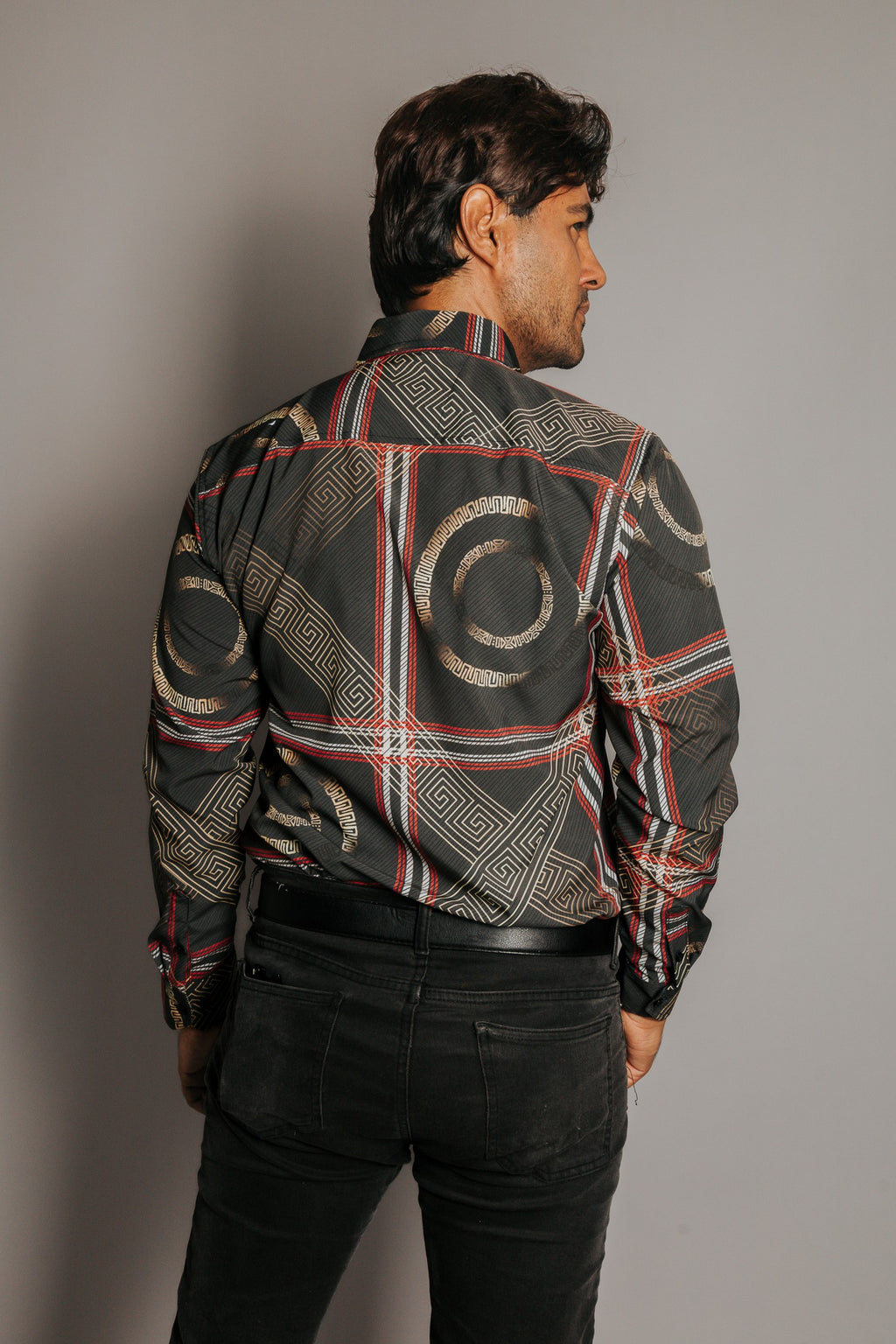 Camisa Hombre Casual Negra Línea Roja y Blanca Greca Dorada