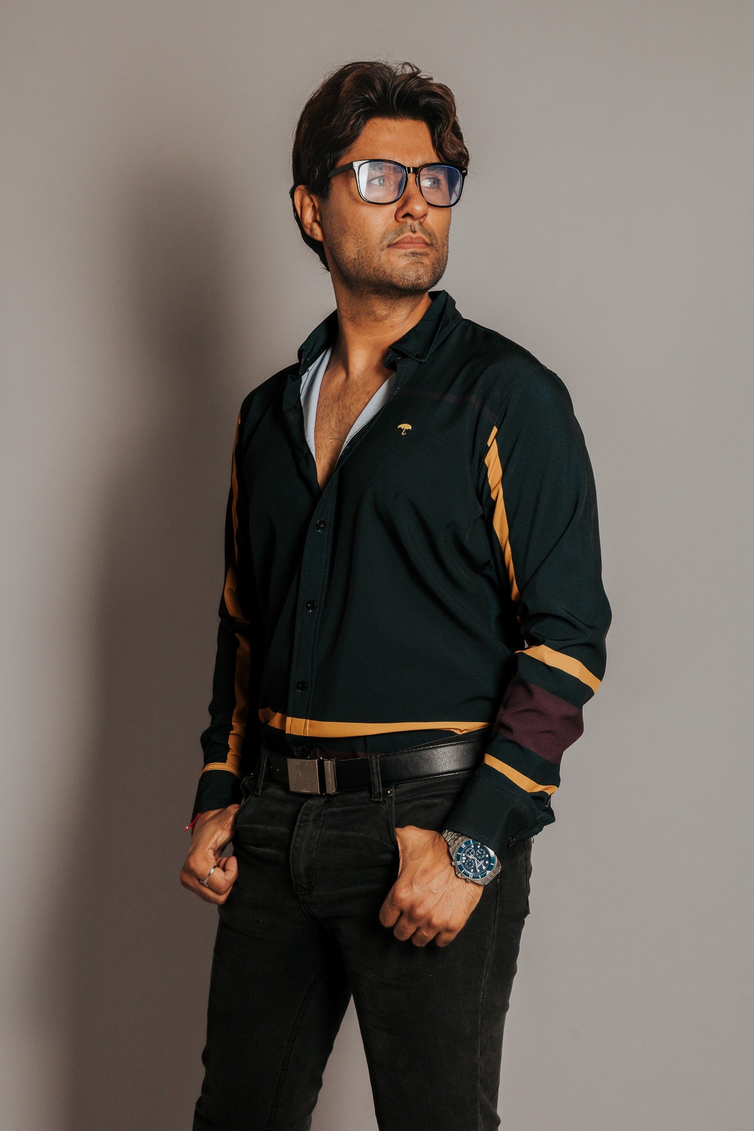 Camisa Hombre Casual Negra Línea Vino y Dorada