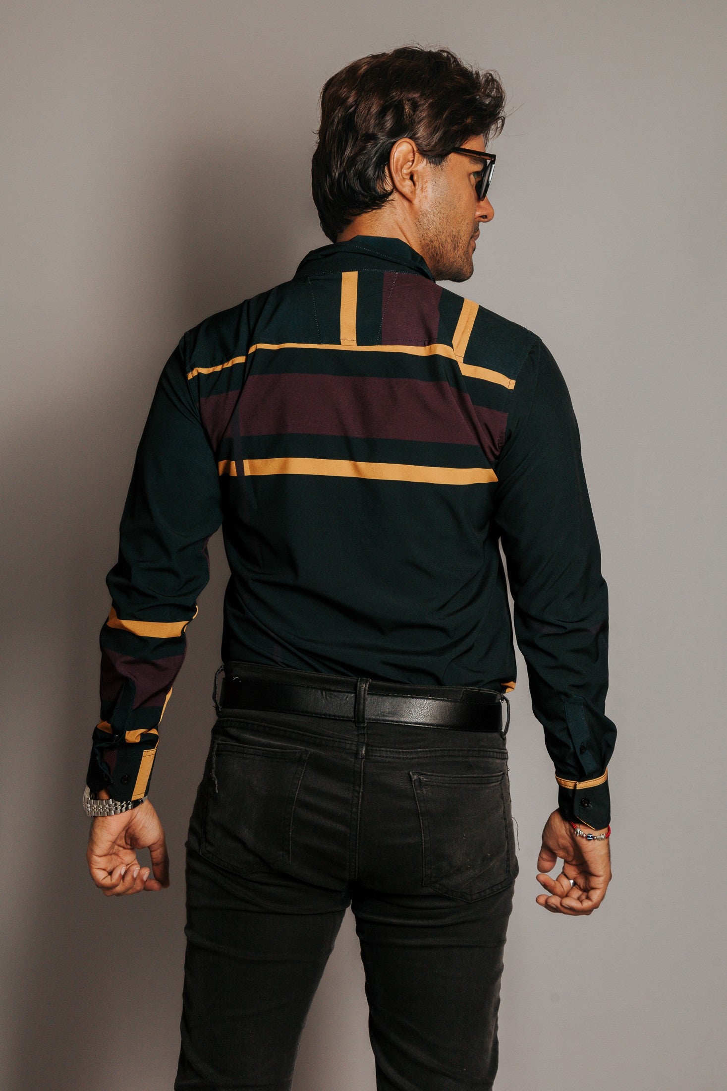 Camisa Hombre Casual Negra Línea Vino y Dorada