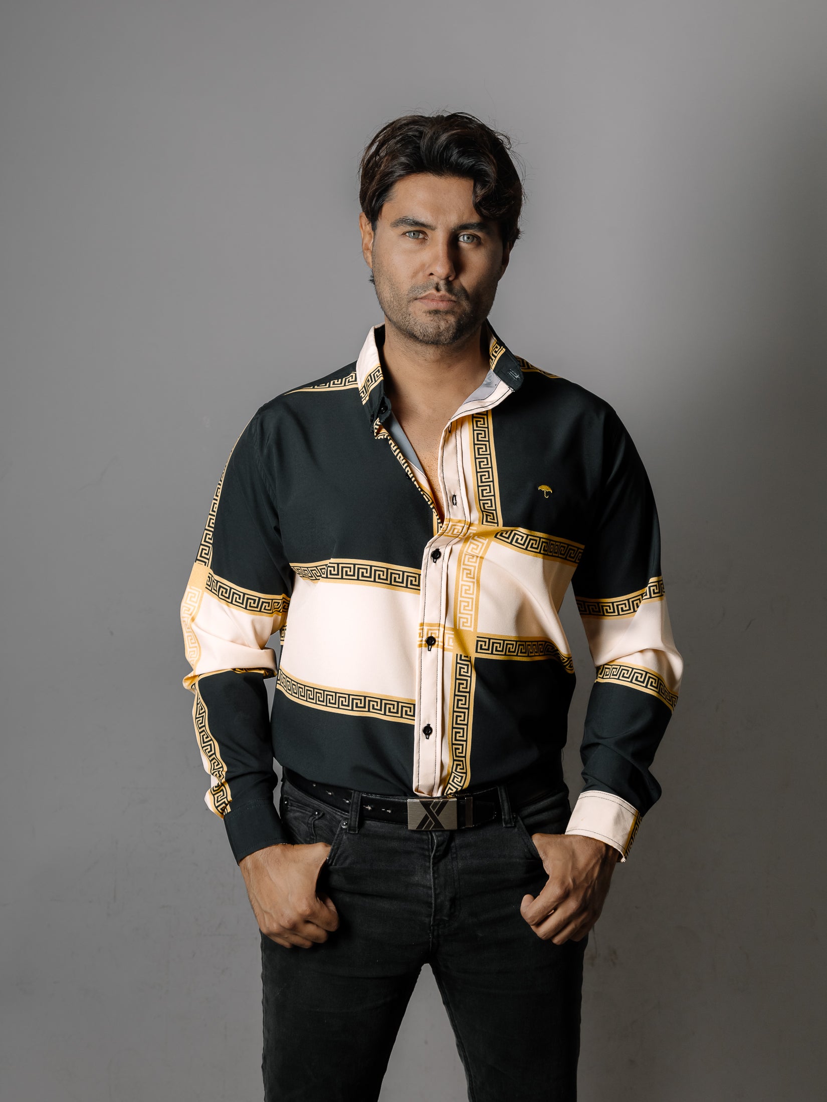 Camisa Hombre Casual Negro Beige Grecas Dorado