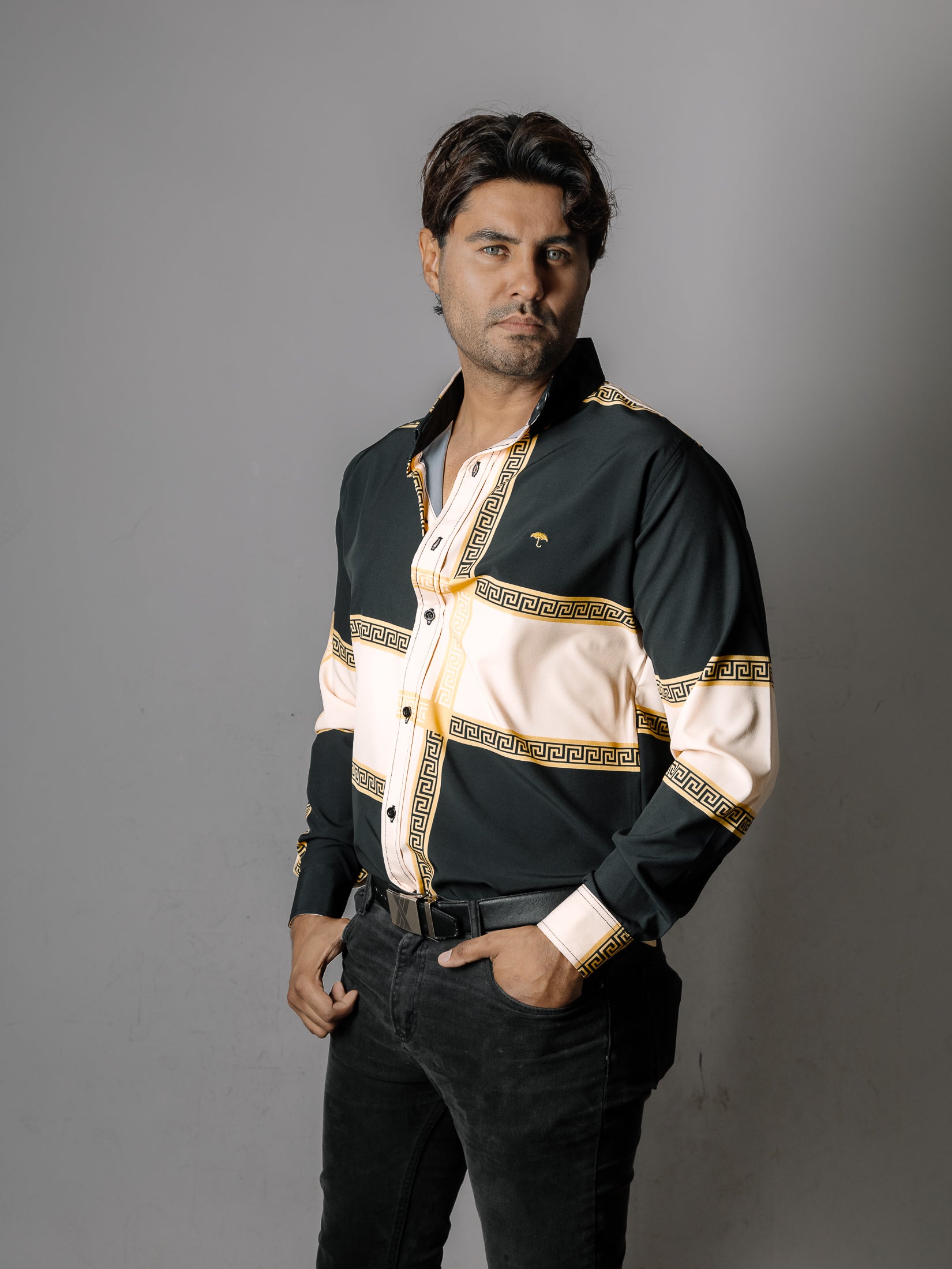 Camisa Hombre Casual Negro Beige Grecas Dorado