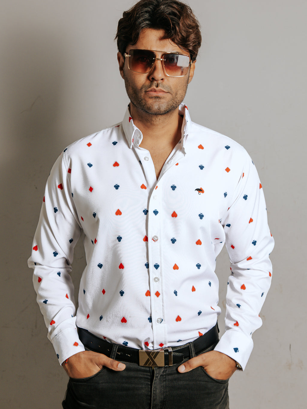 Camisa Hombre Casual Blanca Detalle Picas Trébol Corazones