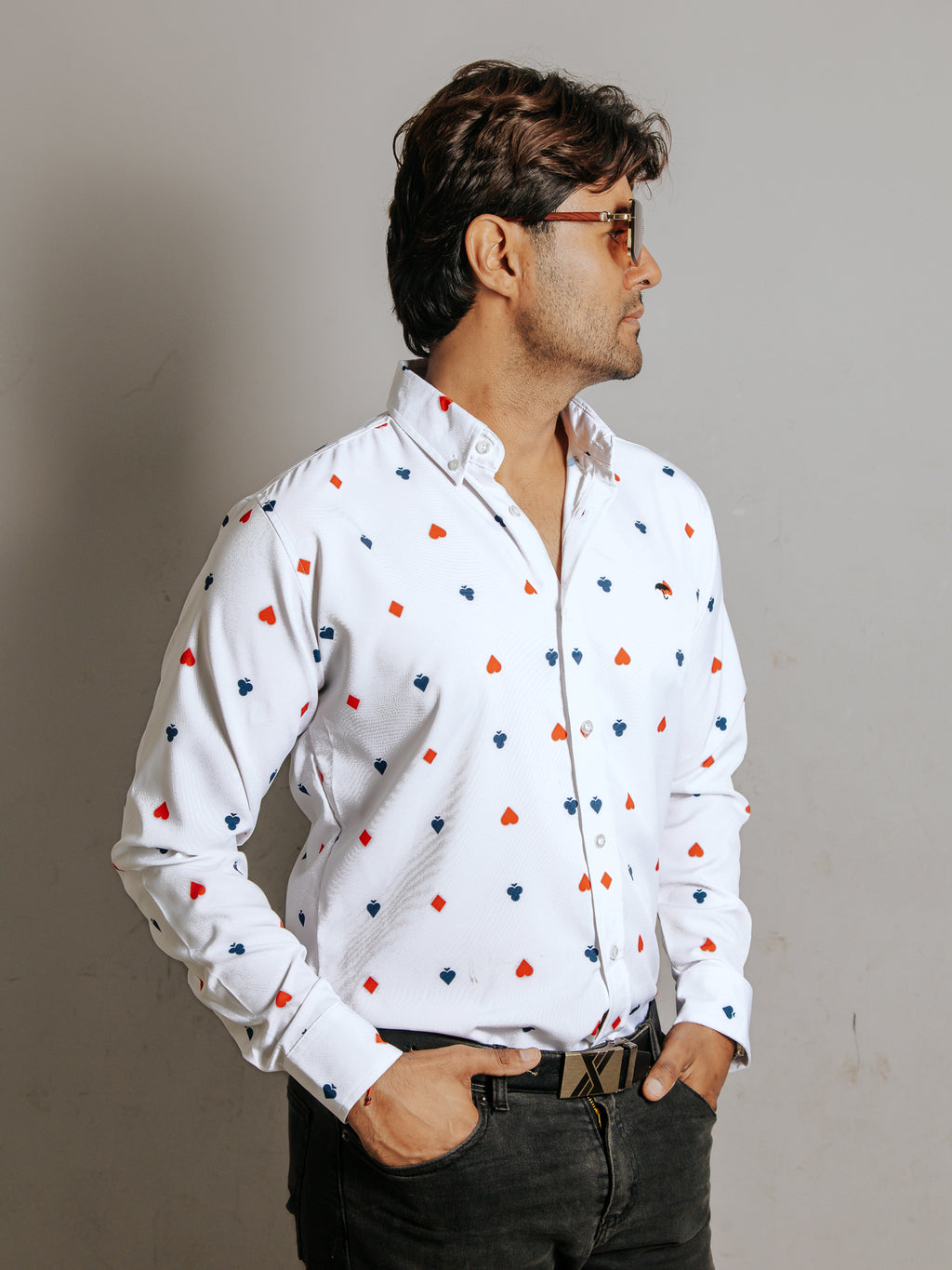 Camisa Hombre Casual Blanca Detalle Picas Trébol Corazones