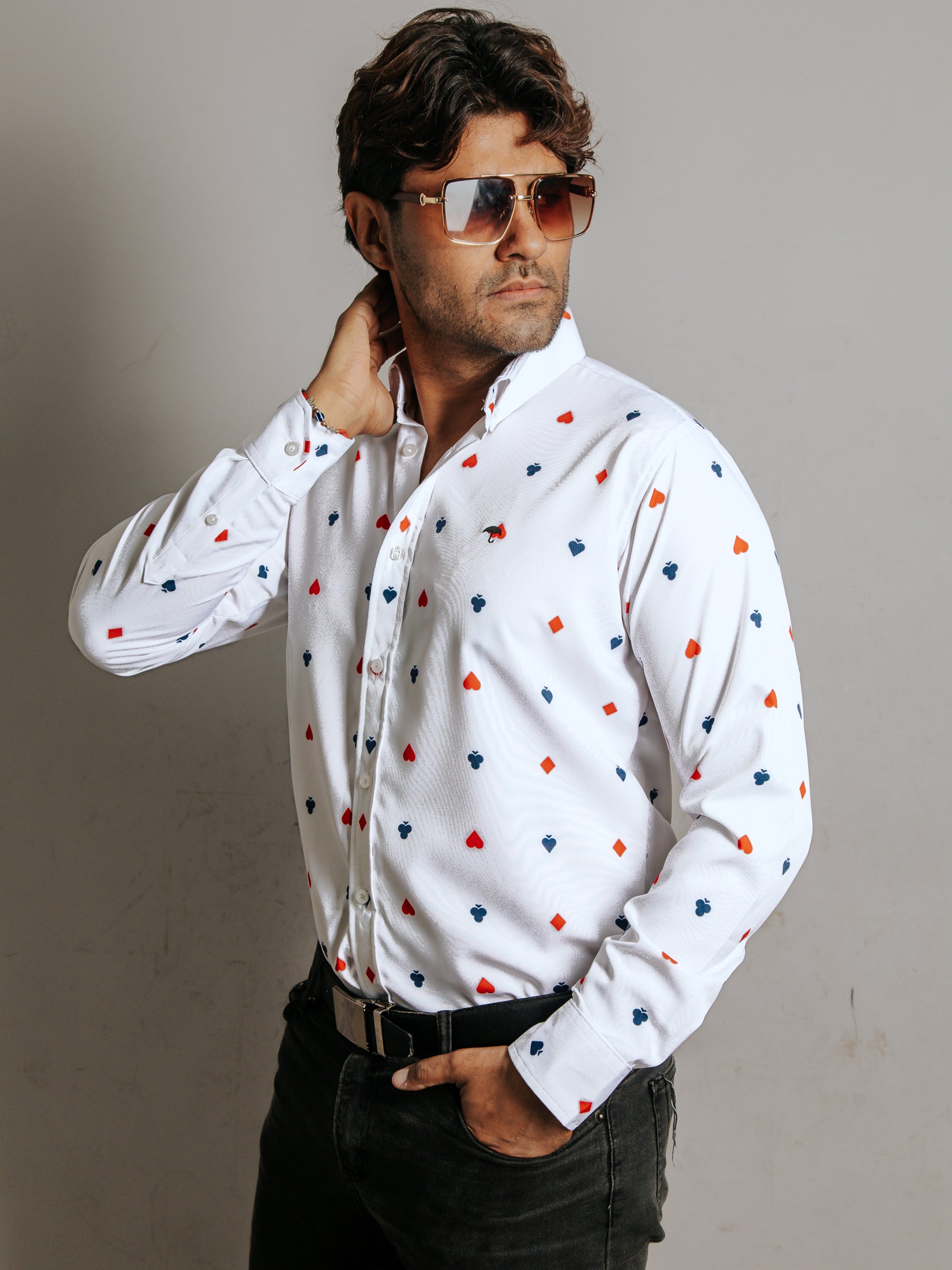 Camisa Hombre Casual Blanca Detalle Picas Trébol Corazones