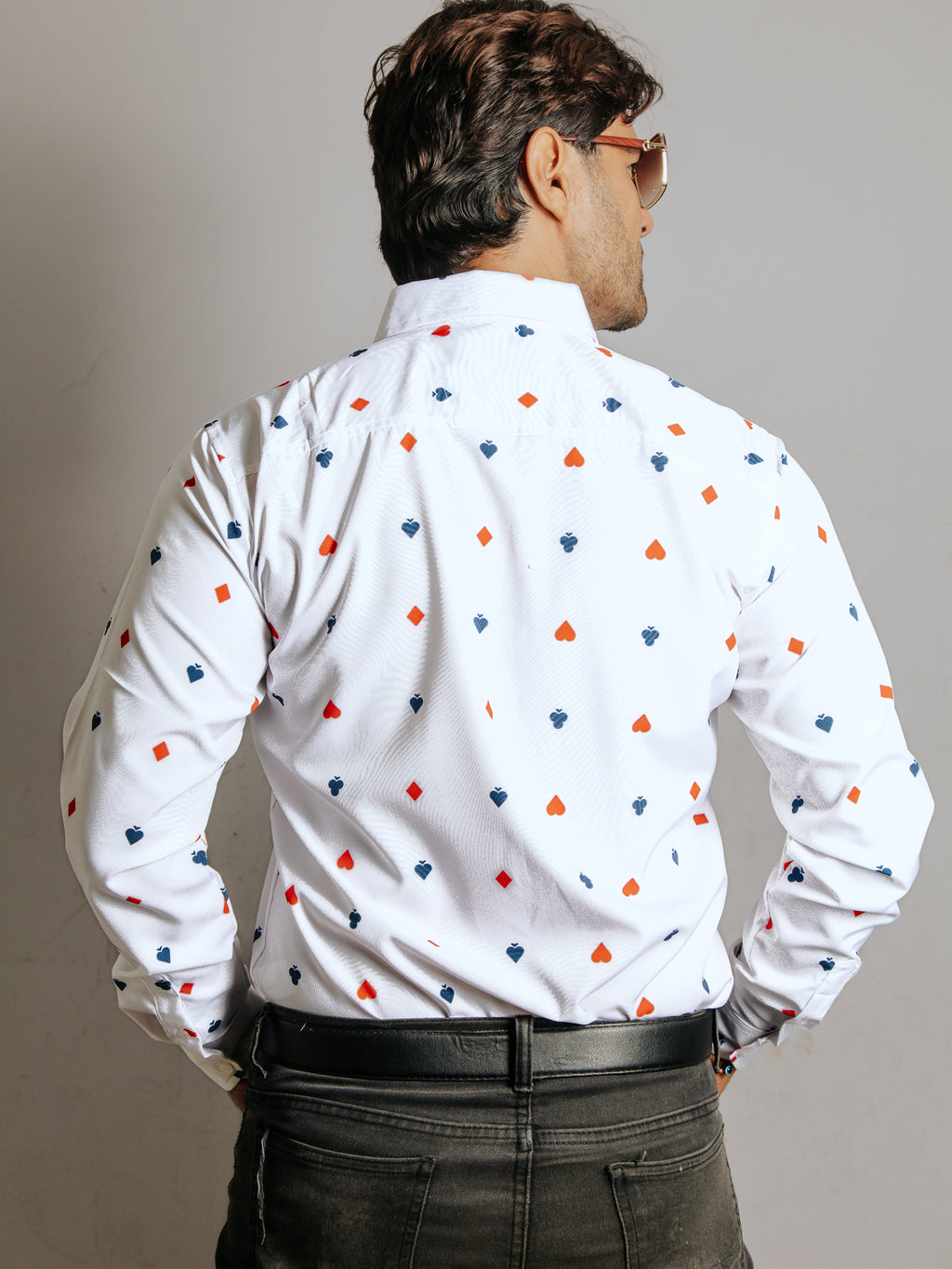 Camisa Hombre Casual Blanca Detalle Picas Trébol Corazones