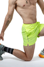 SHORT DEPORTIVO AMARILLO NEÓN CON LICRA P HOMBRE KINESTESIA