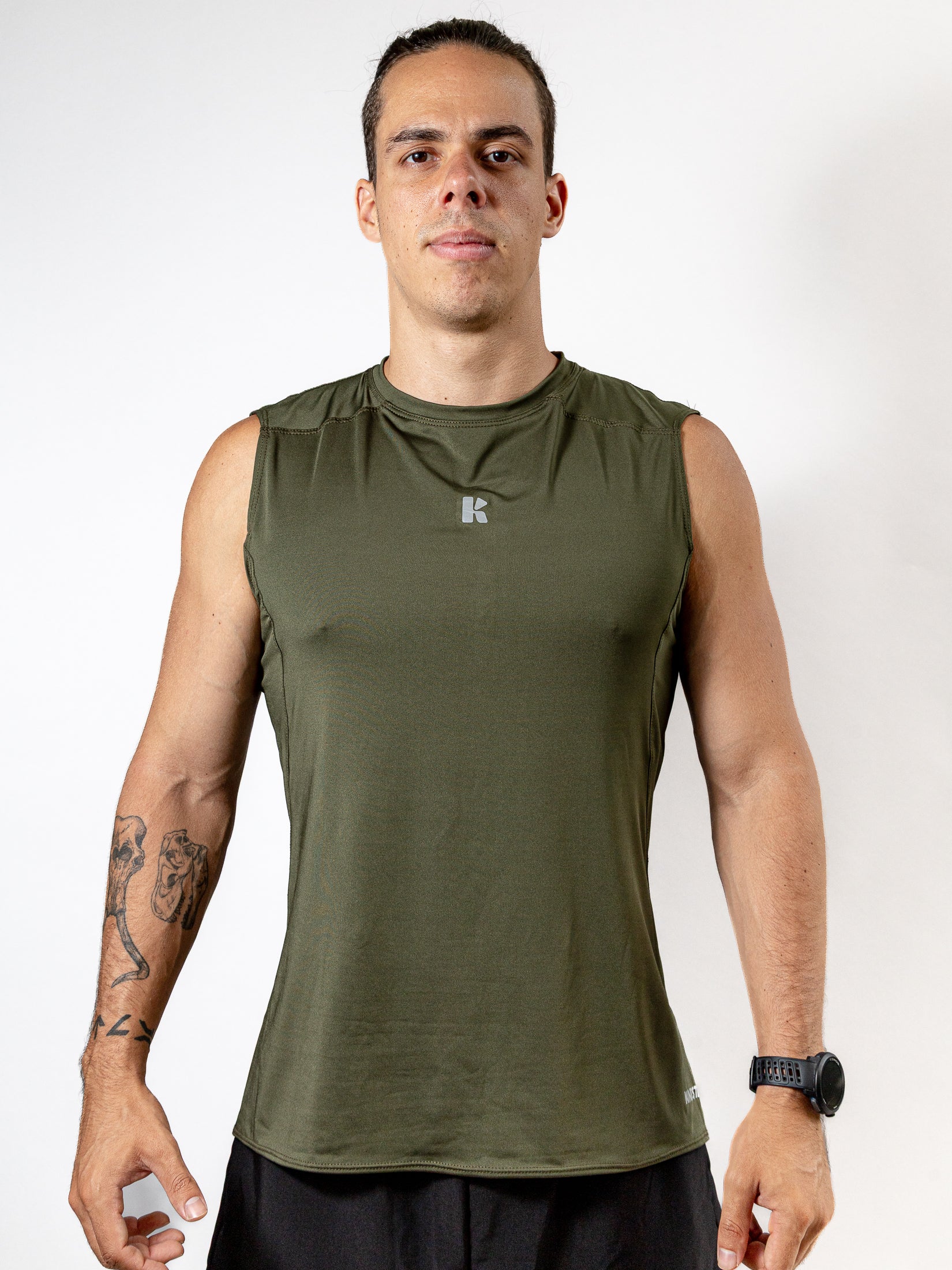 Playera Sin Mangas Verde Militar Para Hombre Basic Kinestesia
