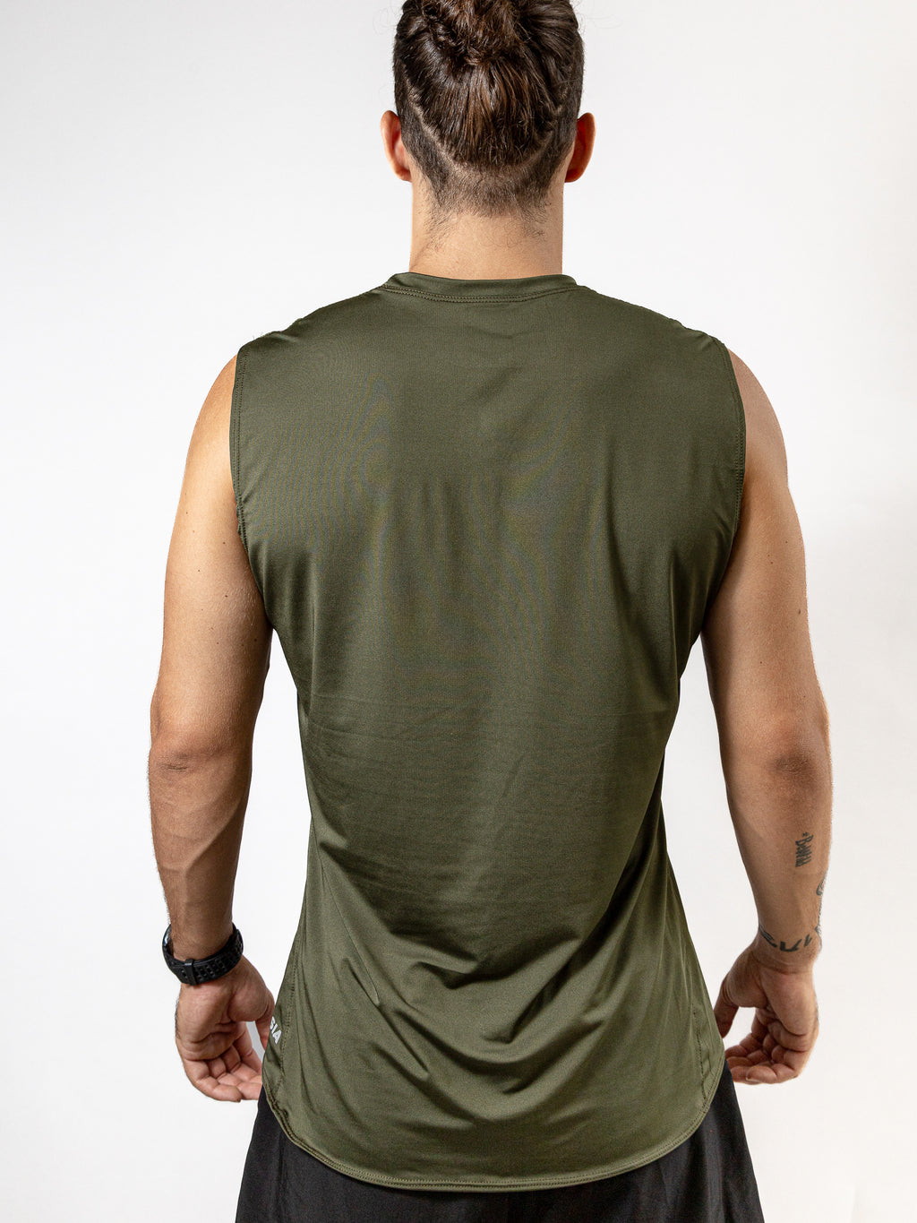 Playera Sin Mangas Verde Militar Para Hombre Basic Kinestesia