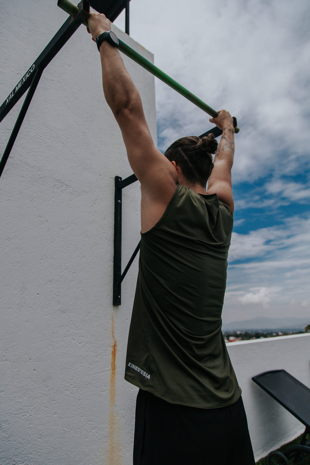 Playera Sin Mangas Verde Militar Para Hombre Basic Kinestesia