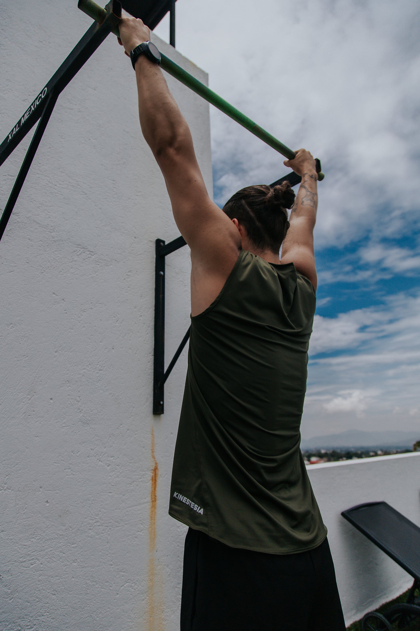 Playera Sin Mangas Verde Militar Para Hombre Basic Kinestesia
