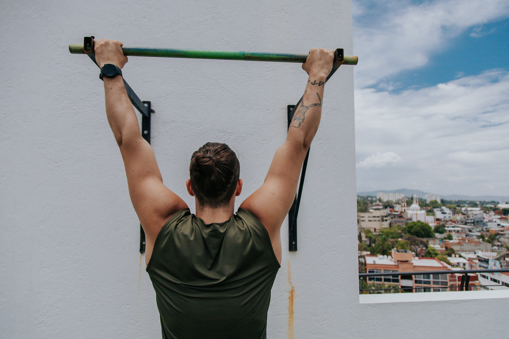 Playera Sin Mangas Verde Militar Para Hombre Basic Kinestesia