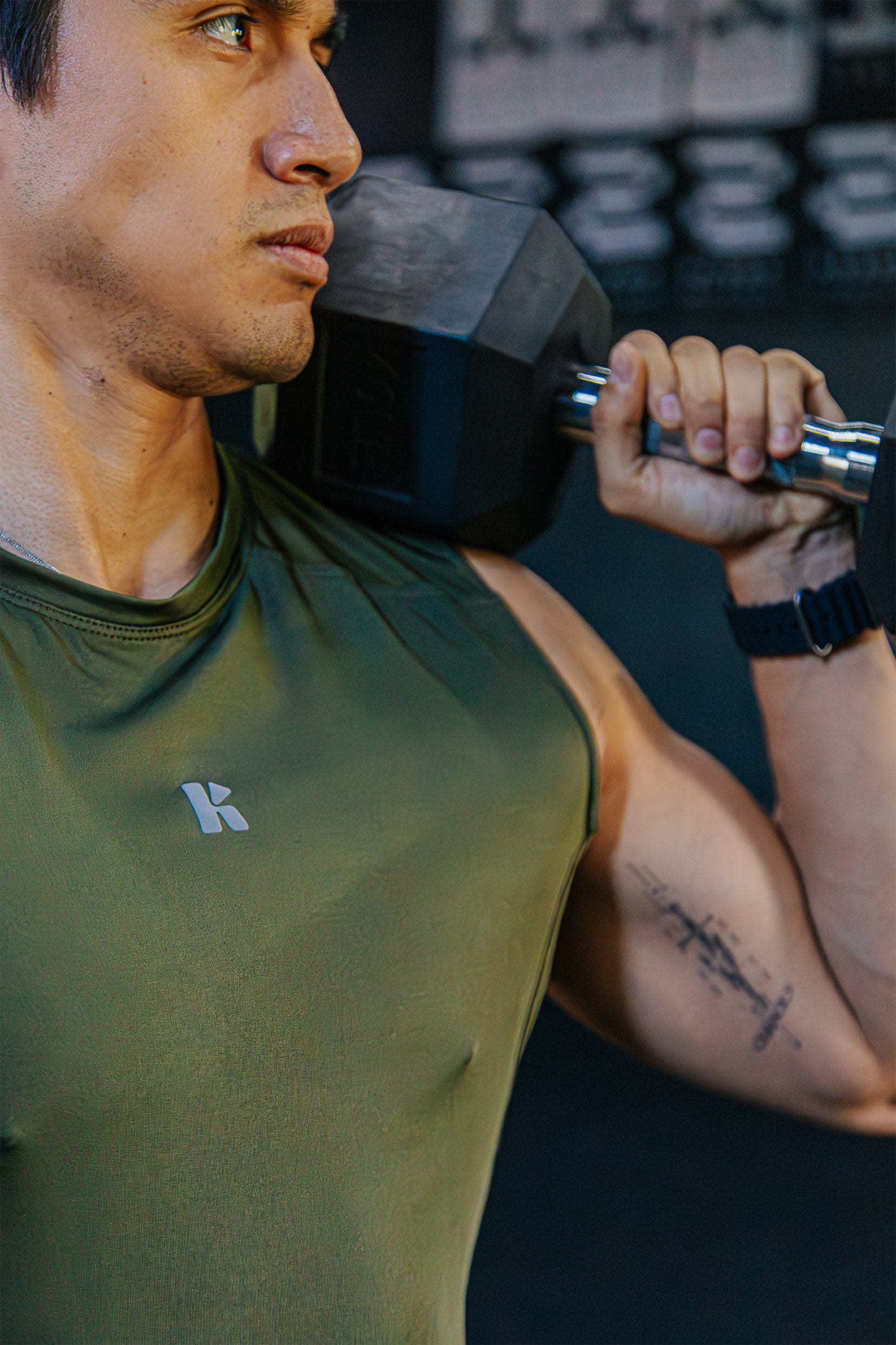 Playera Sin Mangas Verde Militar Para Hombre Basic Kinestesia