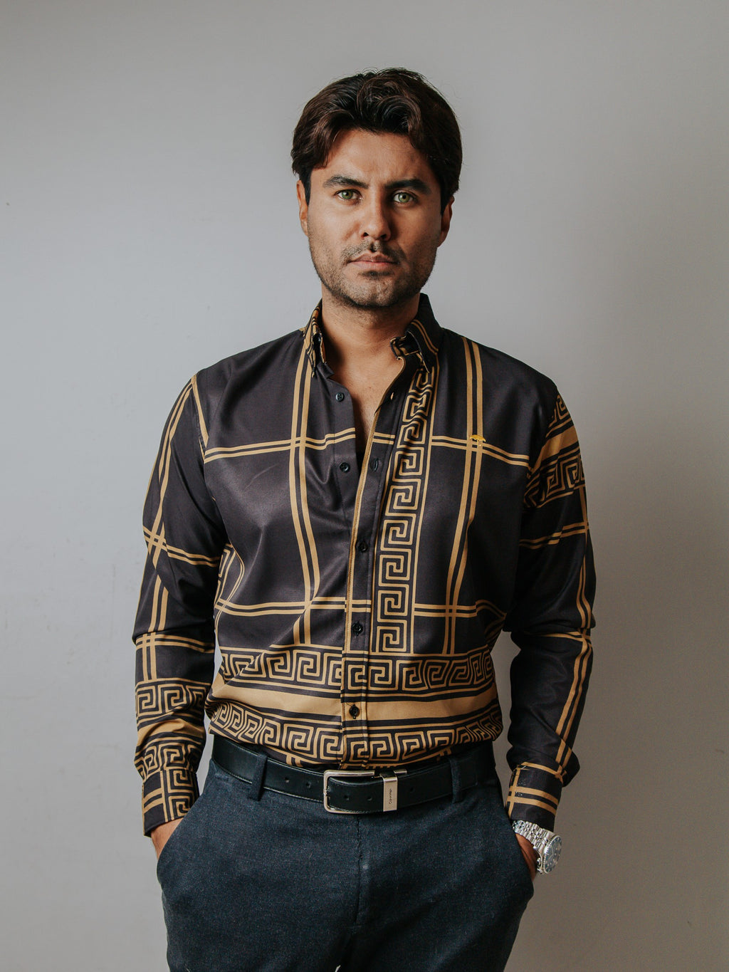 Camisa Hombre Casual Negro Detalle Griego Dorado