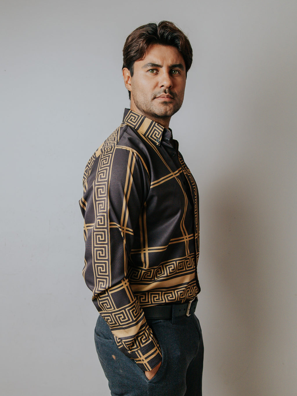 Camisa Hombre Casual Negro Detalle Griego Dorado