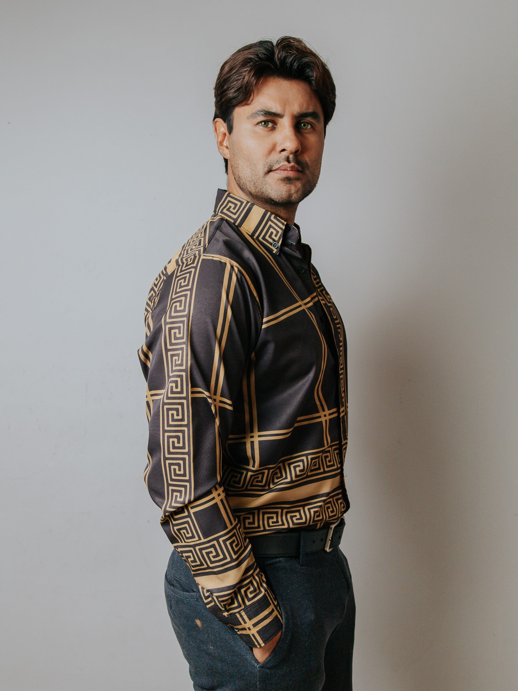 Camisa Hombre Casual Negro Detalle Griego Dorado