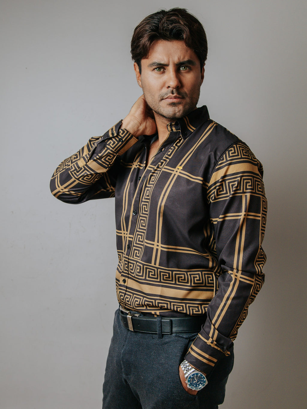 Camisa Hombre Casual Negro Detalle Griego Dorado