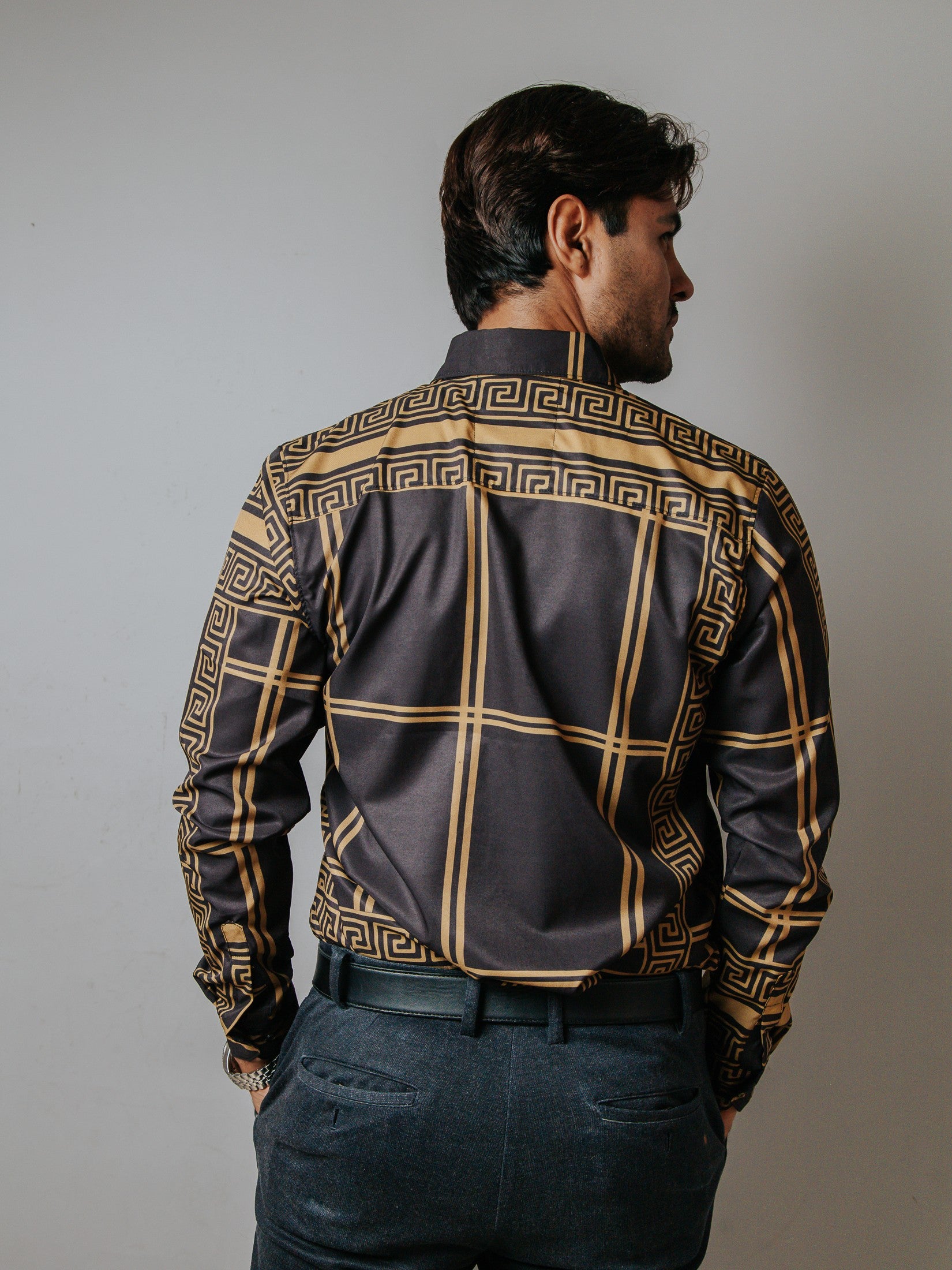 Camisa Hombre Casual Negro Detalle Griego Dorado