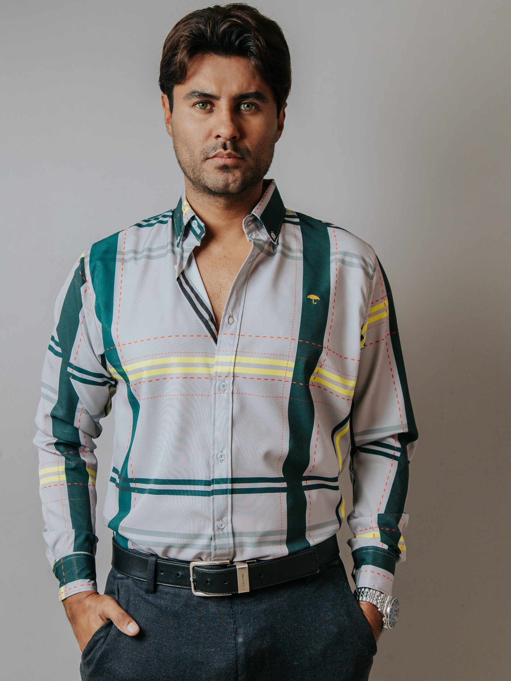 Camisa Hombre Casual Gris Detalles Líneas Amarillo y Rojo