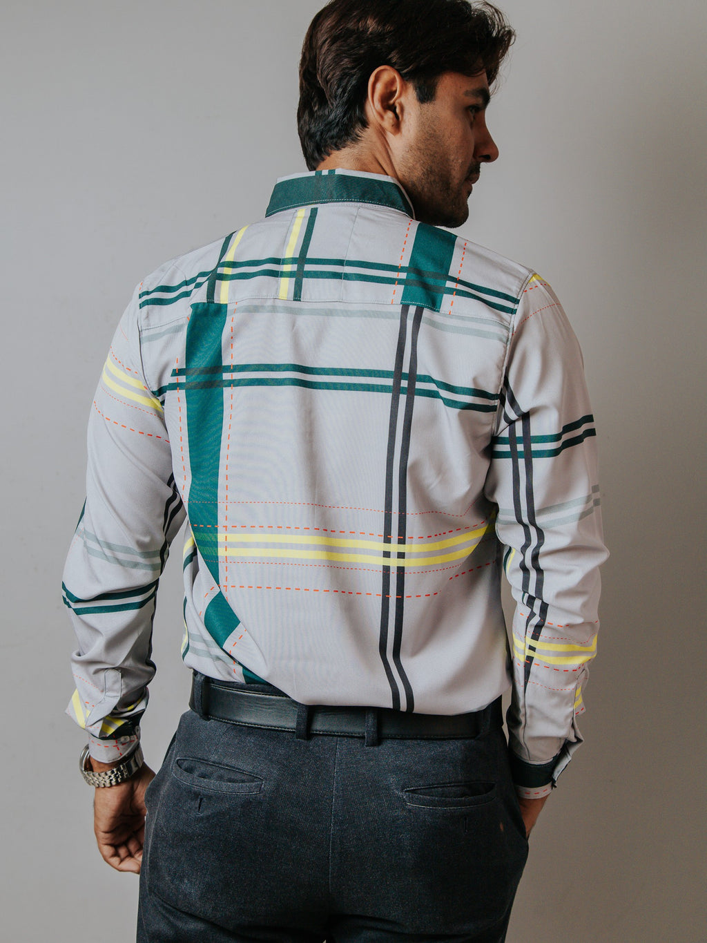 Camisa Hombre Casual Gris Detalles Líneas Amarillo y Rojo