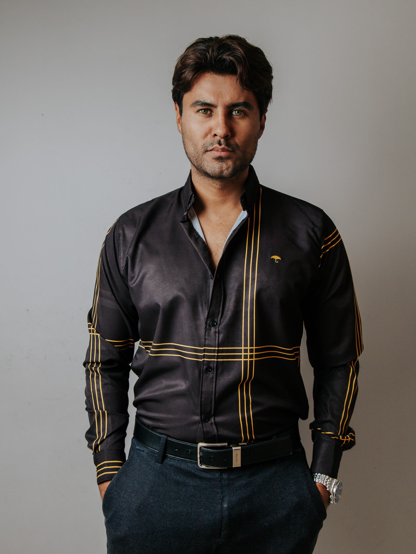 Camisa Hombre Casual Negro Detalle Líneas Amarillas