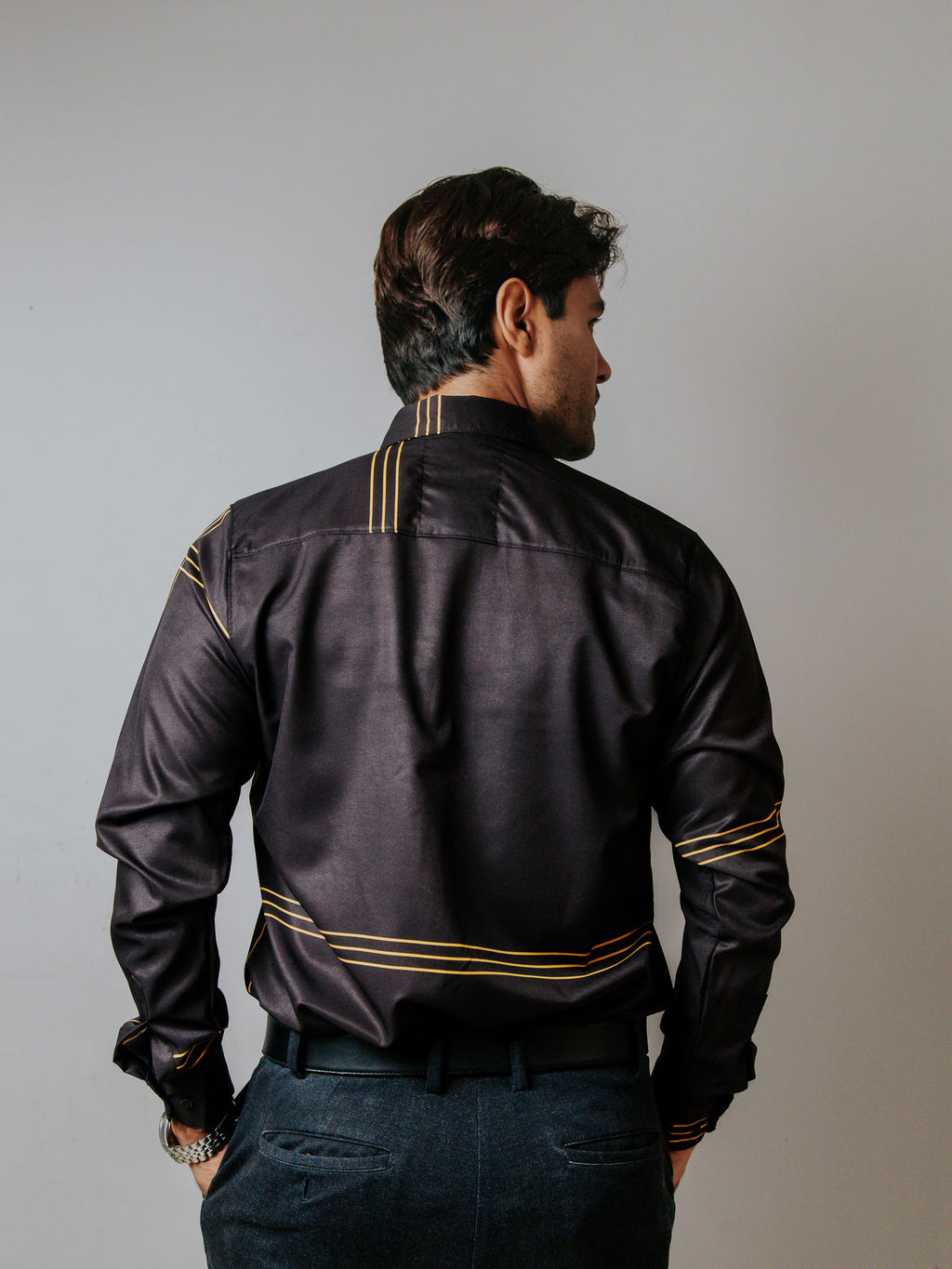 Camisa Hombre Casual Negro Detalle Líneas Amarillas