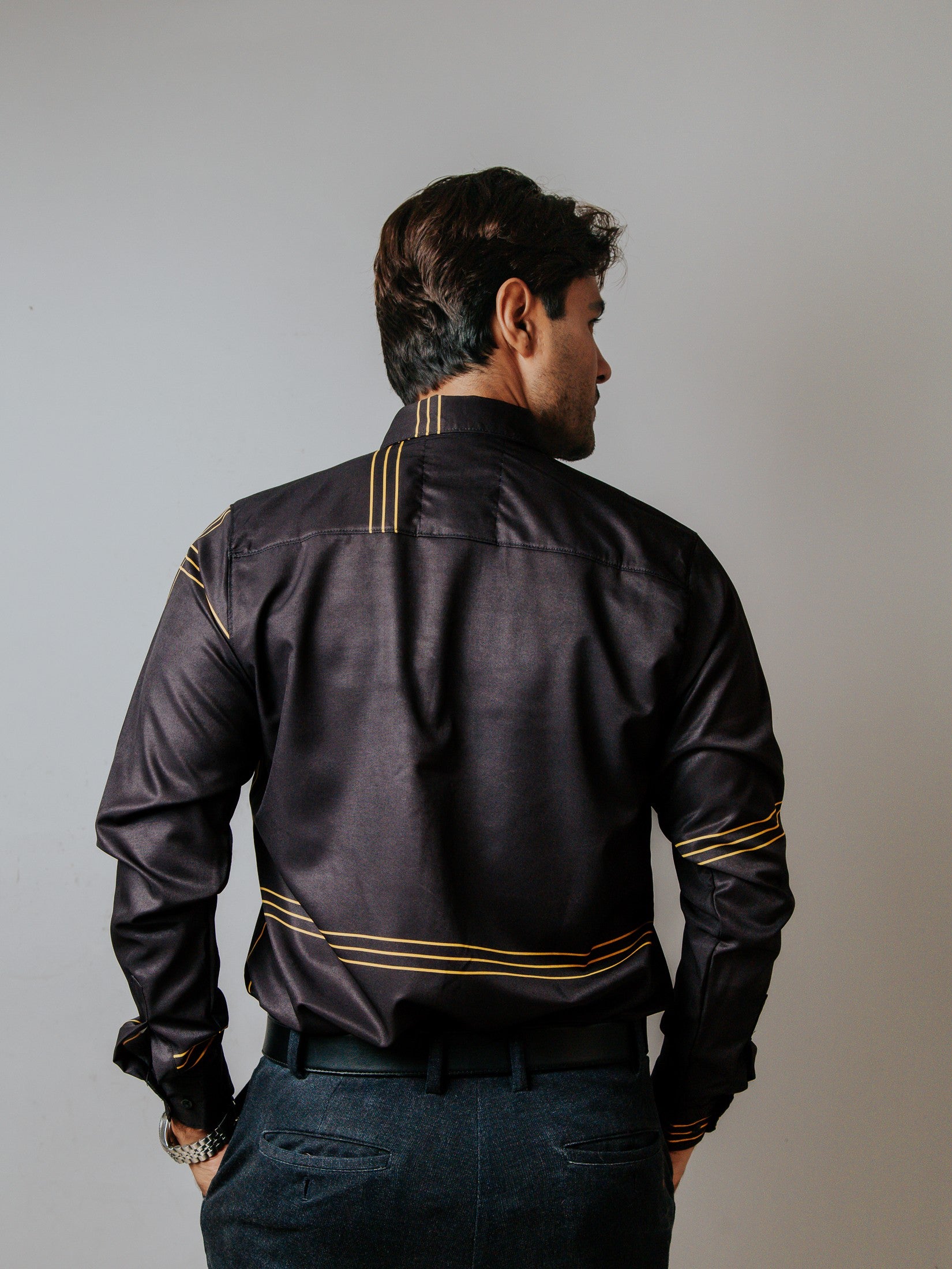 Camisa Hombre Casual Negro Detalle Líneas Amarillas