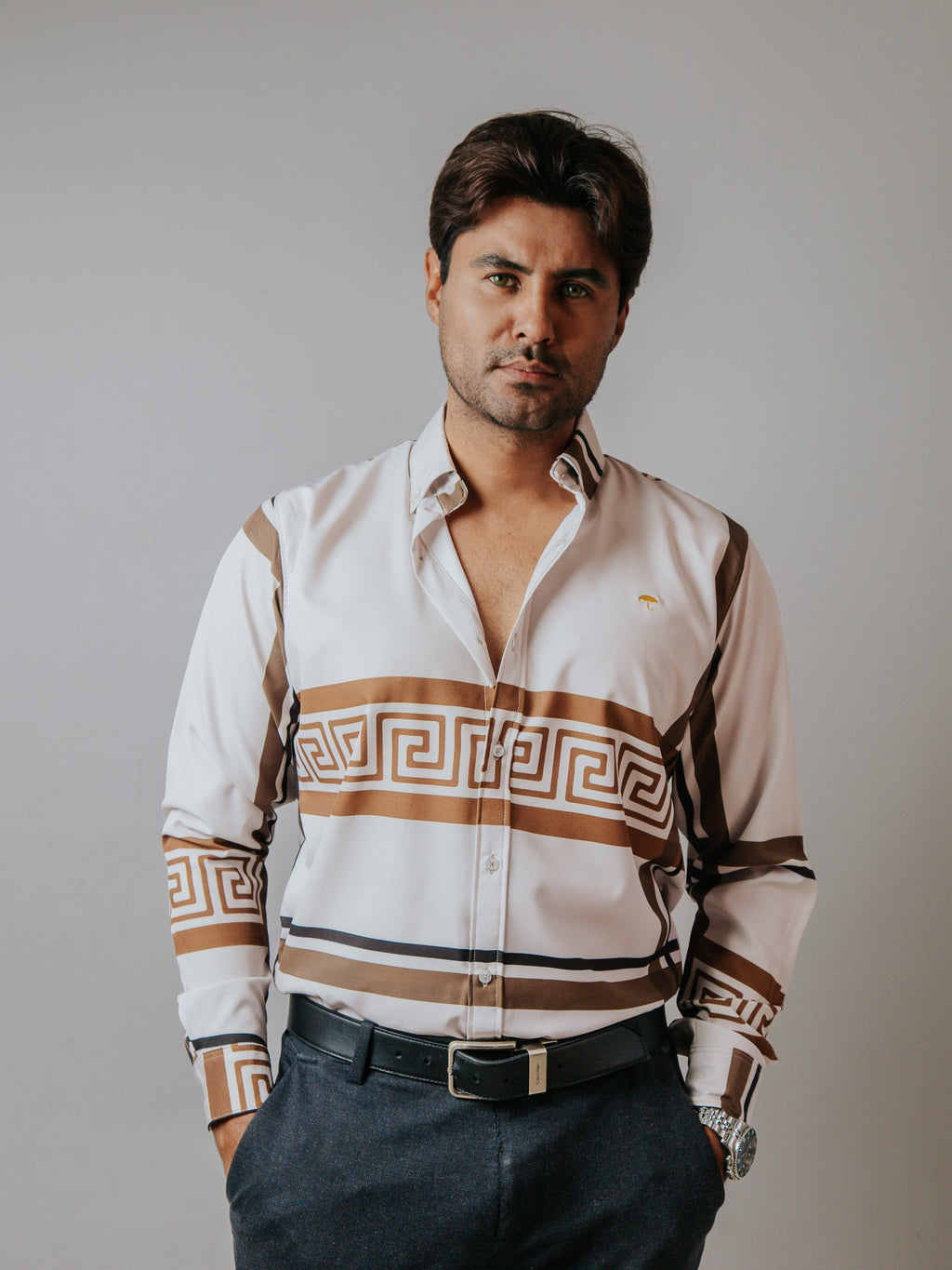 Camisa Hombre Beige Claro Det. Griego Café