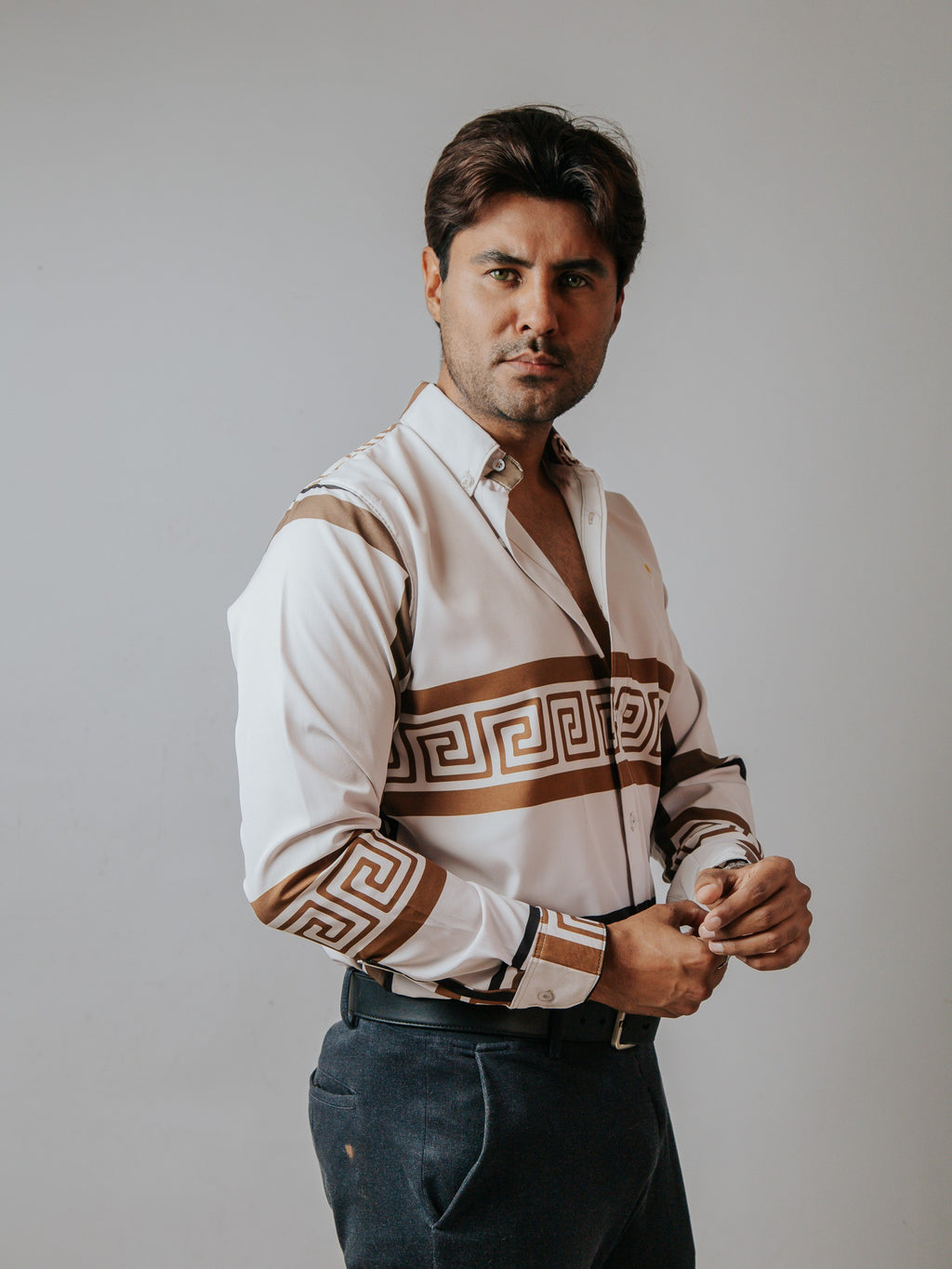 Camisa Hombre Beige Claro Det. Griego Café