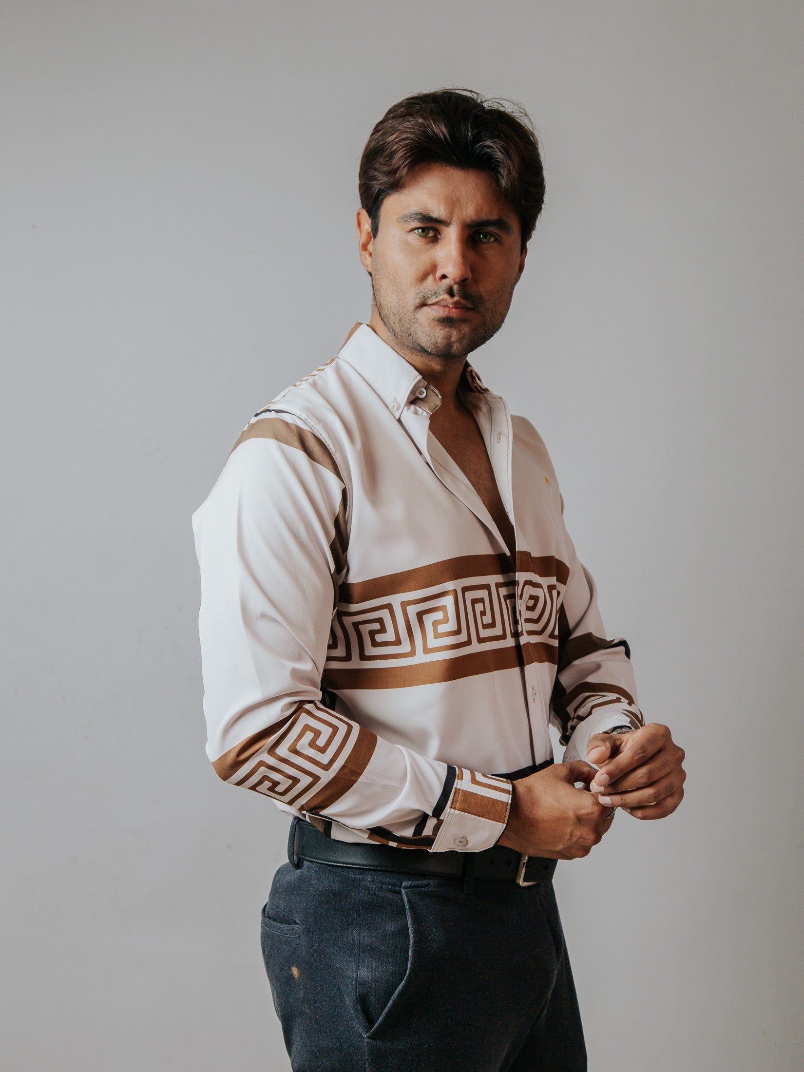 Camisa Hombre Beige Claro Det. Griego Café