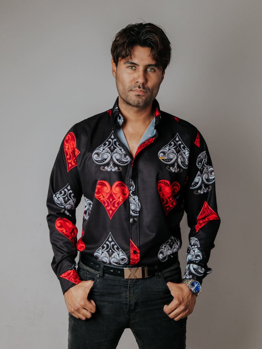 Camisa Hombre Casual Negra Picas Tréboles Corazón Rojo y Gris