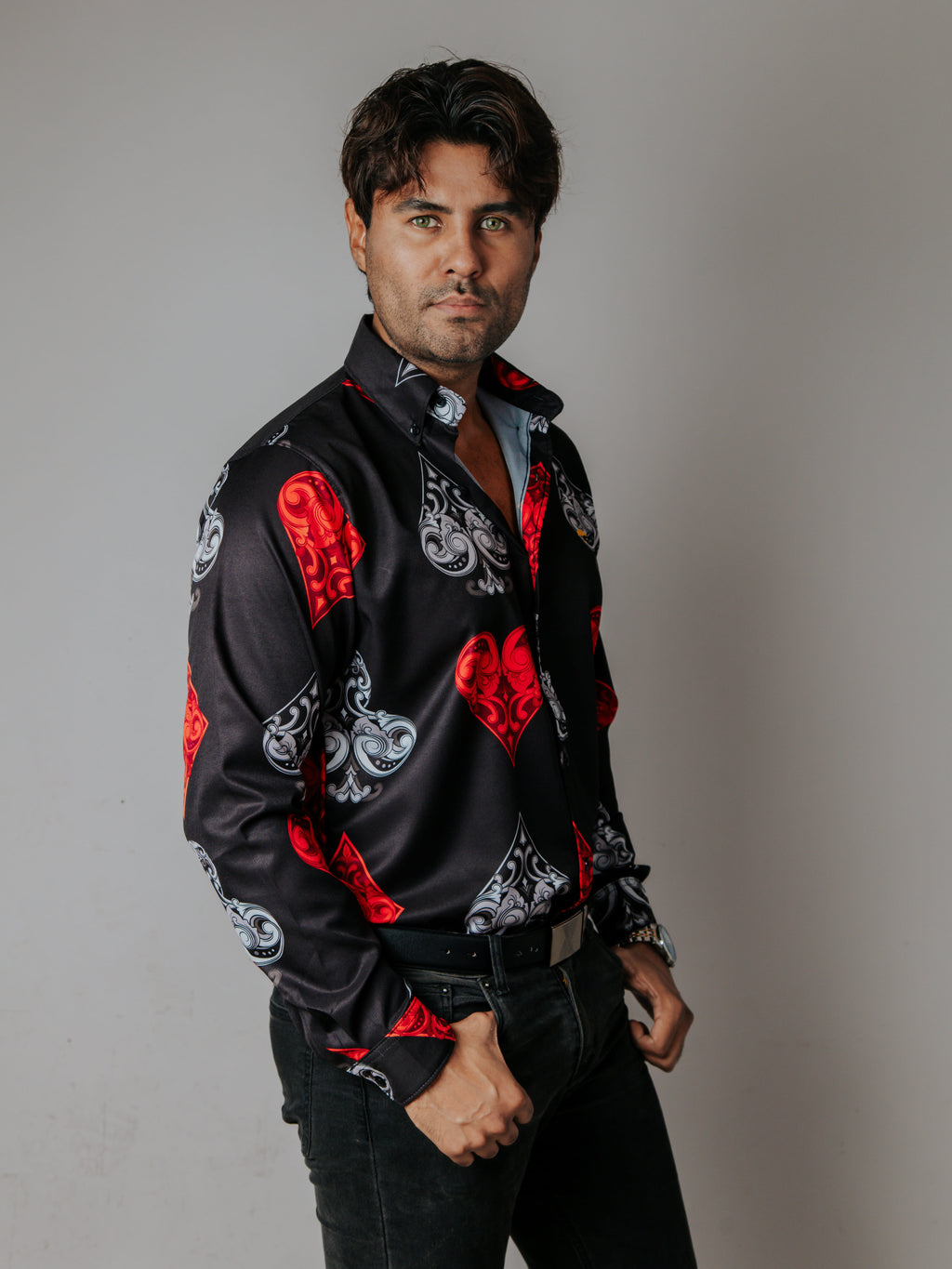 Camisa Hombre Casual Negra Picas Tréboles Corazón Rojo y Gris