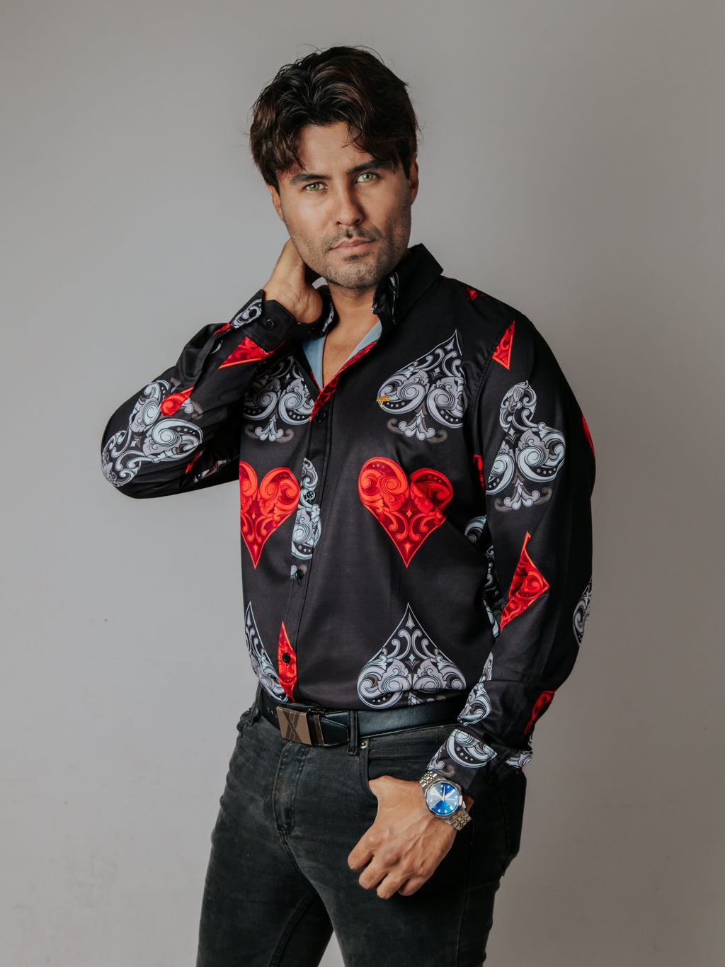 Camisa Hombre Casual Negra Picas Tréboles Corazón Rojo y Gris