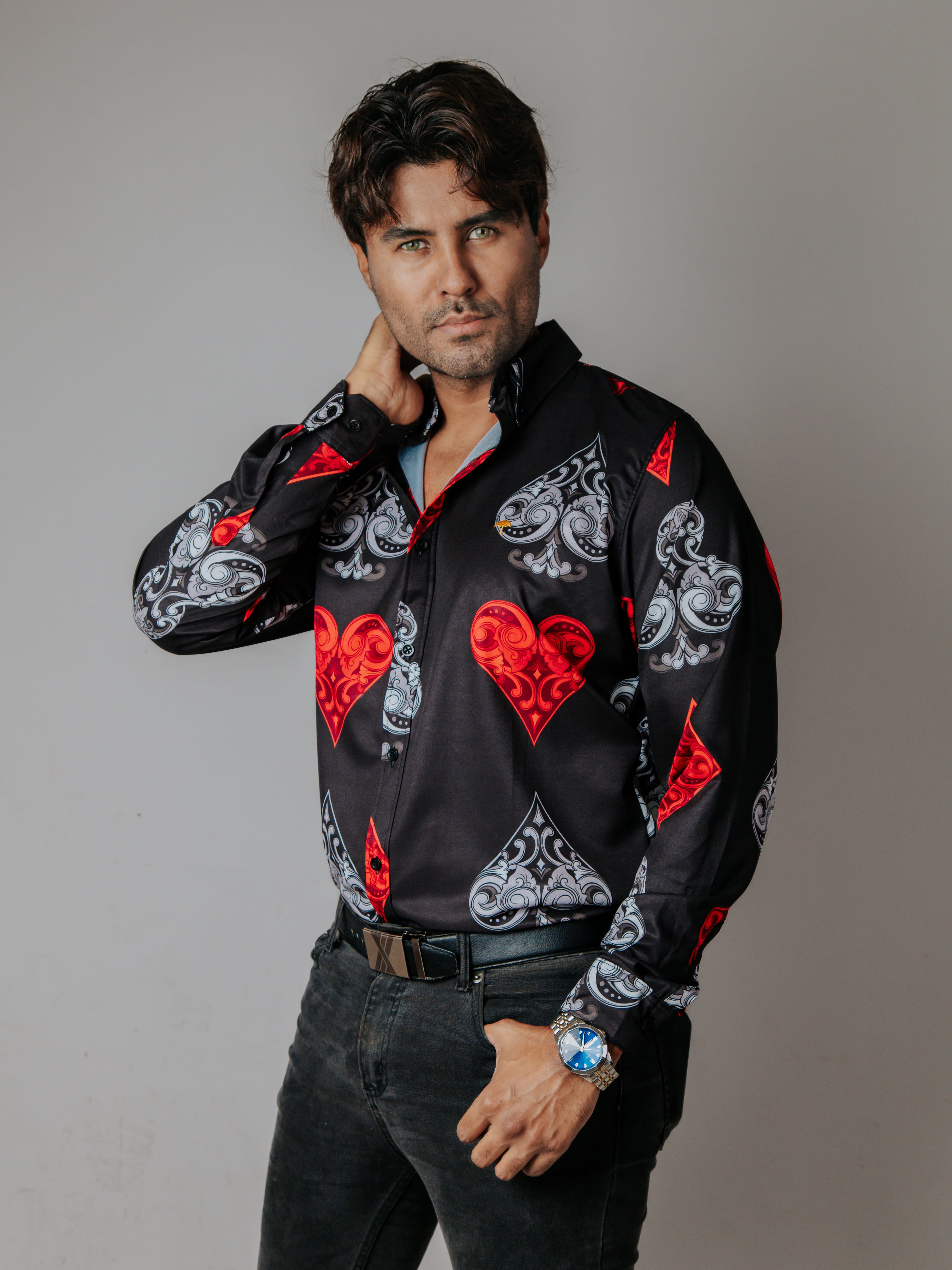 Camisa Hombre Casual Negra Picas Tréboles Corazón Rojo y Gris