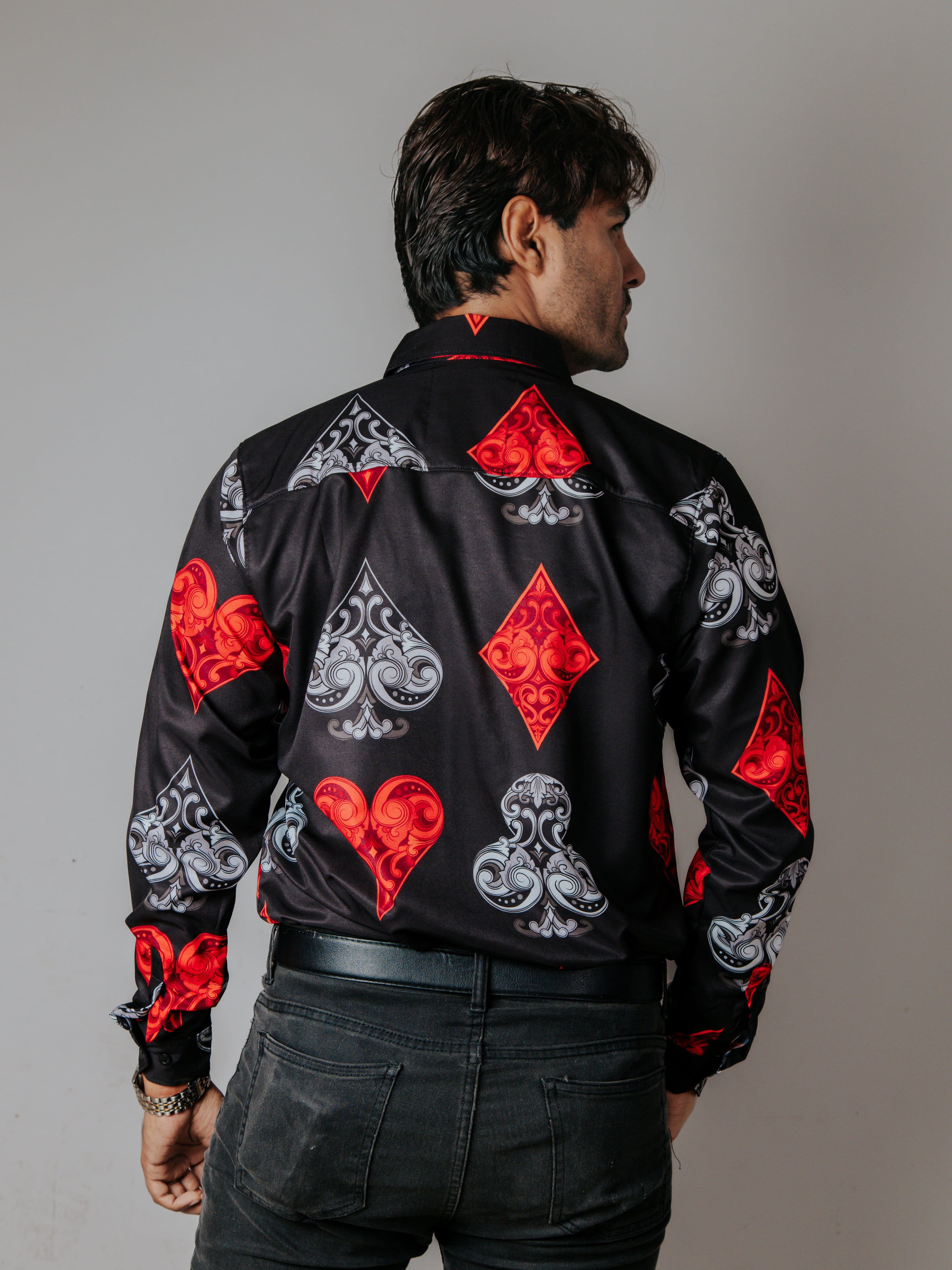 Camisa Hombre Casual Negra Picas Tréboles Corazón Rojo y Gris