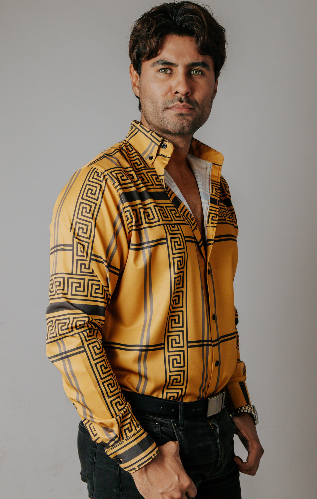 Camisa Hombre Casual Mostaza Grecas Gris y Negro