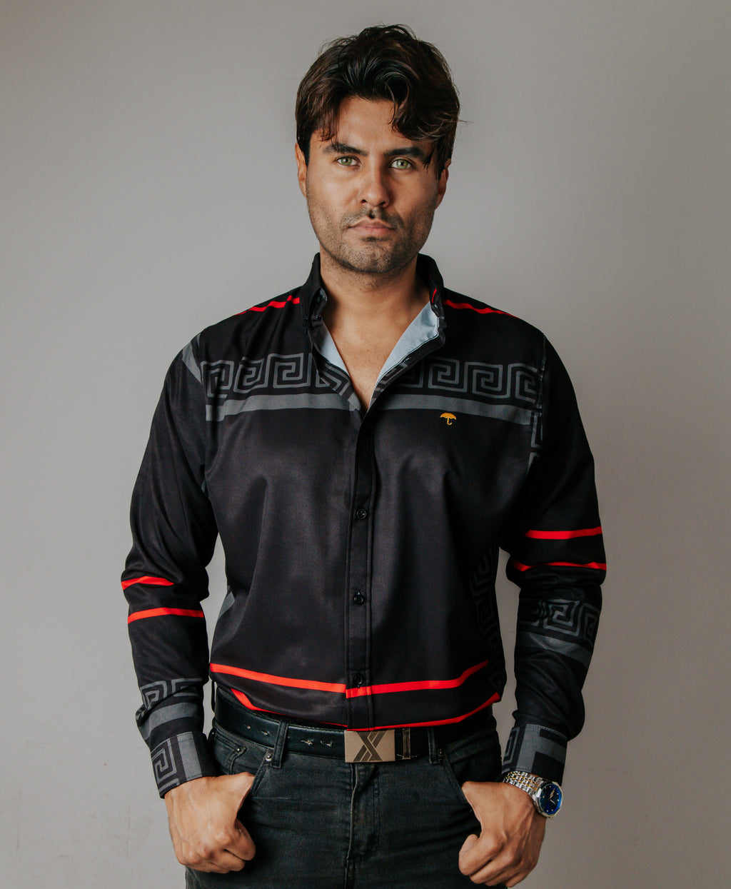 Camisa Hombre Casual Negra Grecas Gris Línea Roja