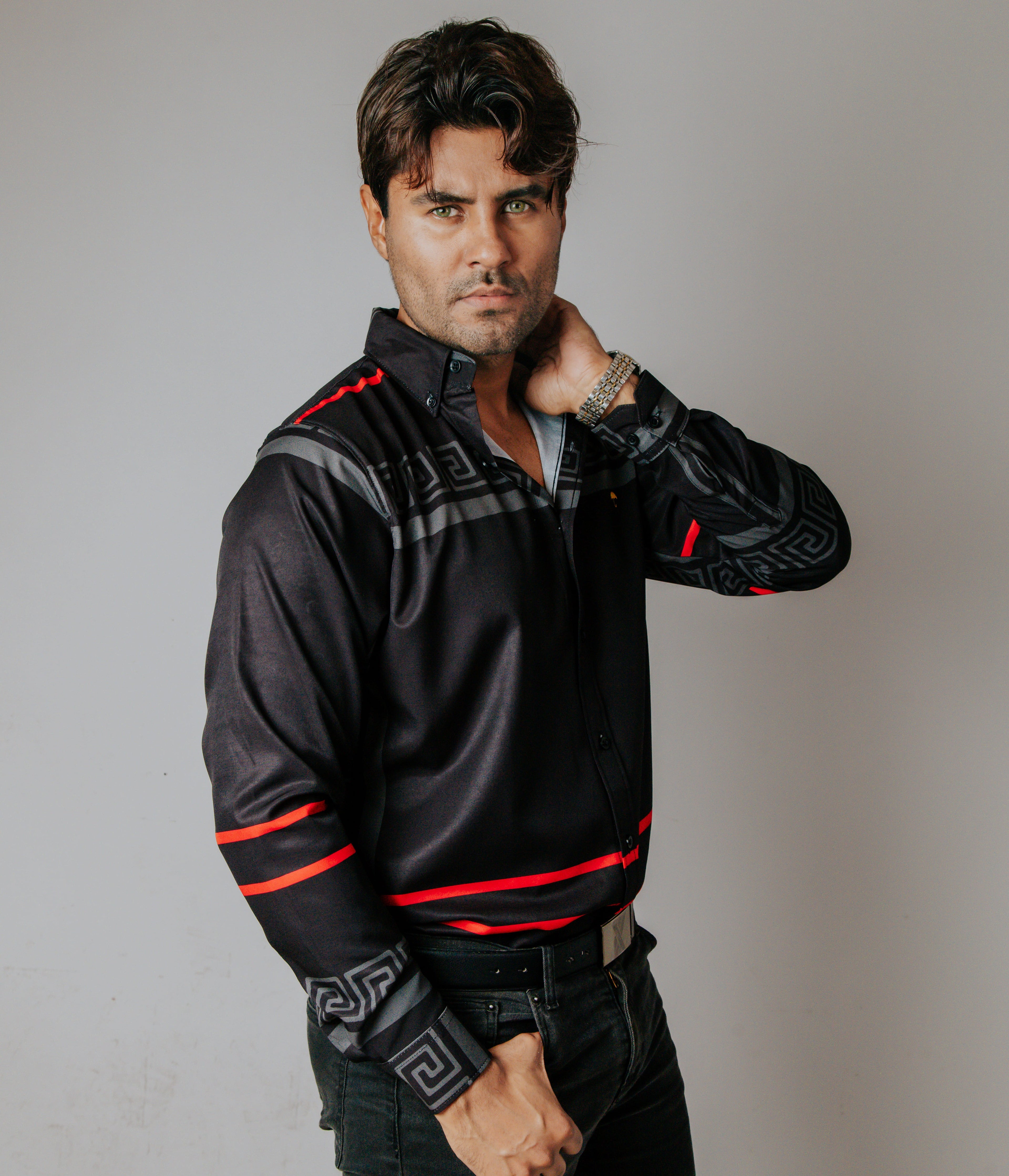 Camisa Hombre Casual Negra Grecas Gris Línea Roja